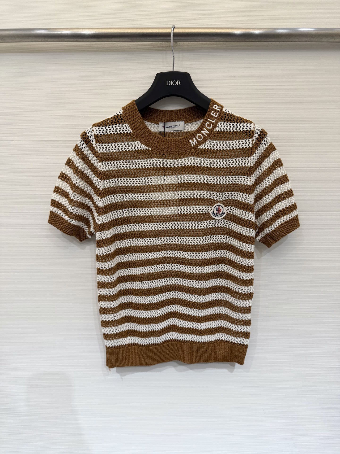 NO:870271,Moncler 26 new summer model, hollow striped short-sleeved style, logo pattern decoration, upper body full of high-end atmosphere, two-color SML, T-shirt,19860909Moncler 26夏季新款 镂空条纹短袖款 logo图案修饰点缀 上身高级氛围感十足 两色SML,,T-shirt,,Women's clothing