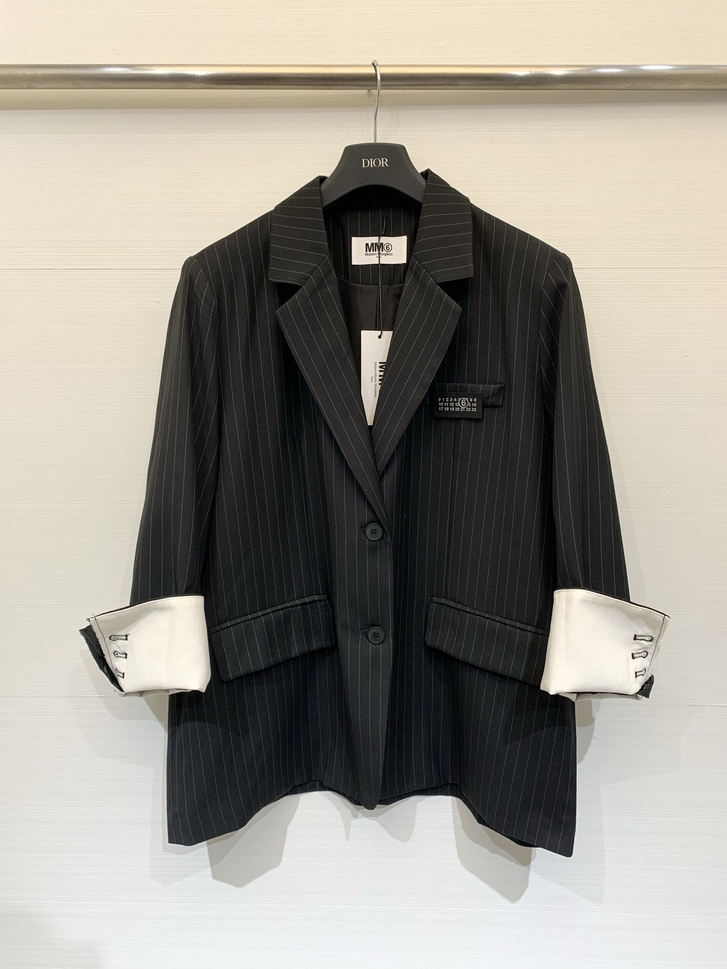 NO:872192,MM6/Maison Margiela 26 new spring and summer new pinstripe thin turned-sleeved loose suit jacket, oversized silhouette, foldable color-blocking cuffs, design sense for commuting, retro and casual, two-wear, practical, size SML, masion margiela, versace, jackets & coats,19860909MM6/Maison Margiela 26春夏新款 细条纹薄款翻袖宽松西服外套,oversized廓形,可翻折拼色袖口,设计感通勤、复古休闲,一衣两穿,实用性拉满 码数SML,,masion margiela,versace,jackets & coats,,Women's clothing