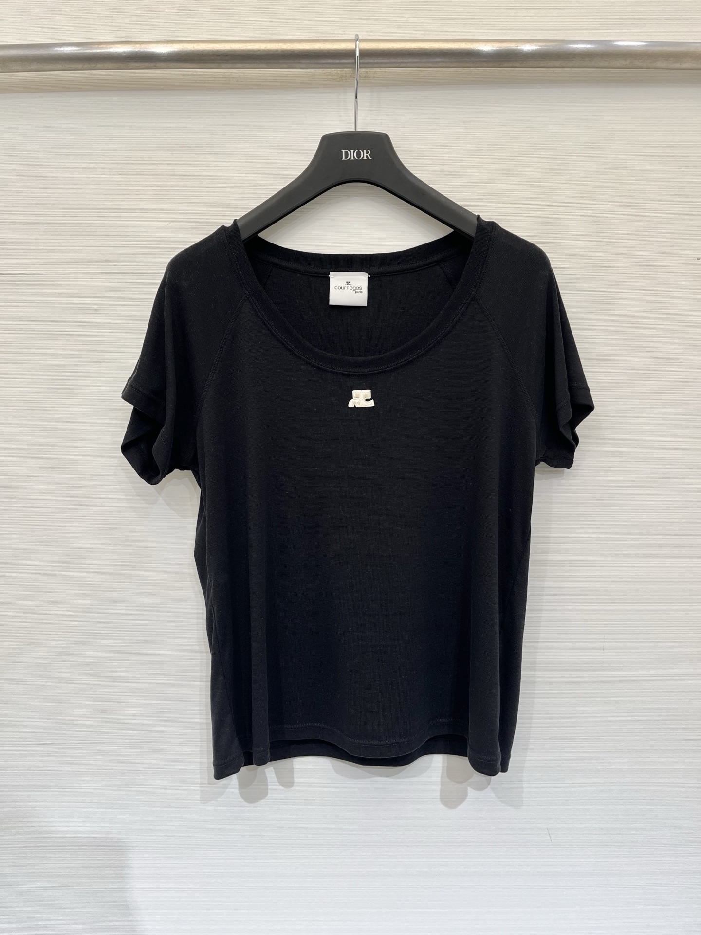 NO:873678,Courrèges 26 new summer style retro sports short-sleeved T-shirt, basic straight short version, with high waistline effect, raglan sleeve design, with a lazy 'retro old' atmosphere. Three-color SML, T-shirt, tees, t-shirt,19860909Courrèges 26夏季新款 复古运动短袖T恤,基础款直筒短款版型,自带高腰线效果,采用插肩袖设计,自带慵懒的“复古做旧”氛围 三色SML,,T-shirt,tees，t-shirt,,Women's clothing