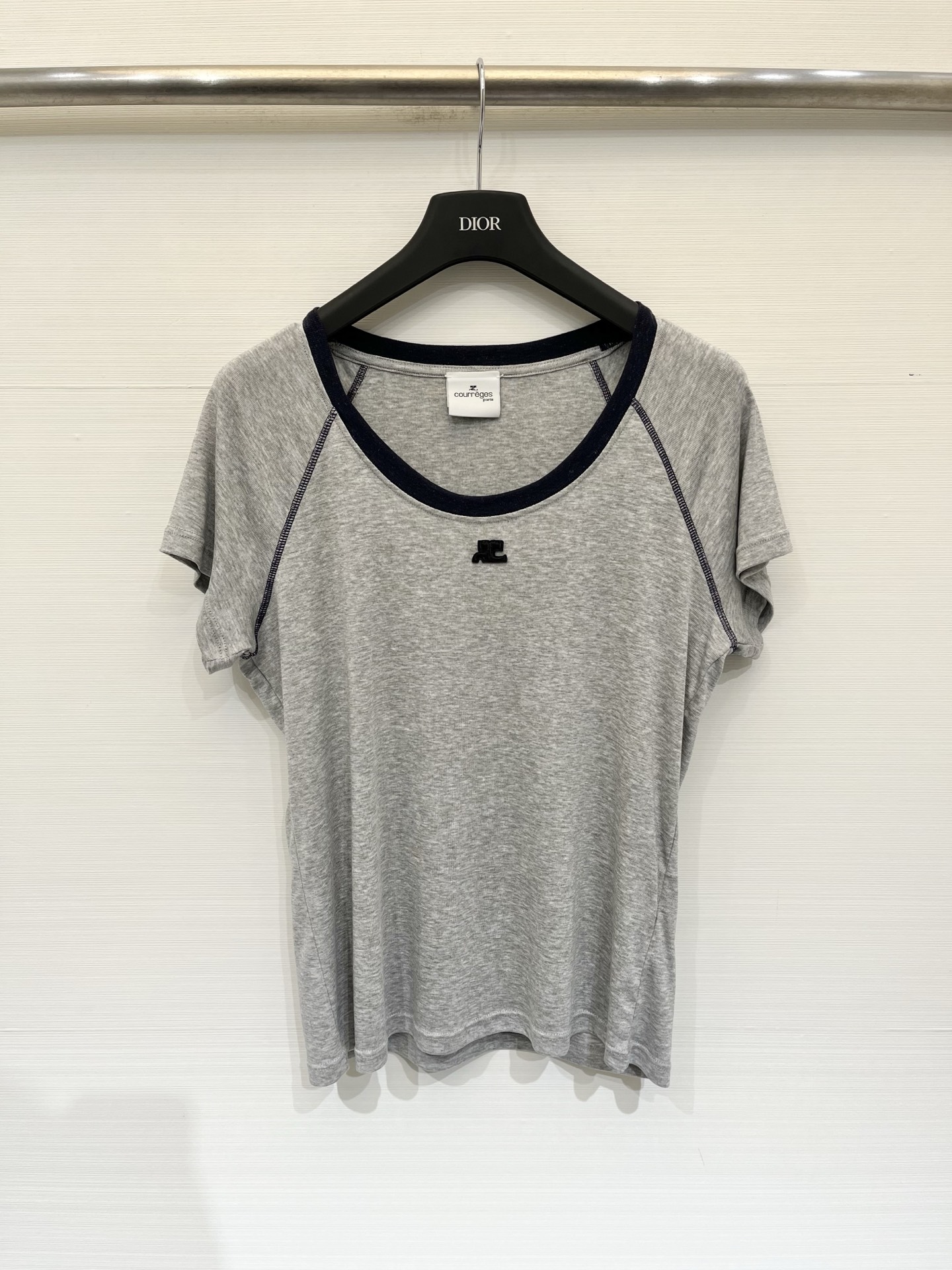 NO:873667,Courrèges 26 new summer style retro sports short-sleeved T-shirt, basic straight short version, with high waistline effect, raglan sleeve design, with a lazy 'retro old' atmosphere. Three-color SML, T-shirt, tees, t-shirt,19860909Courrèges 26夏季新款 复古运动短袖T恤,基础款直筒短款版型,自带高腰线效果,采用插肩袖设计,自带慵懒的“复古做旧”氛围 三色SML,,T-shirt,tees，t-shirt,,Women's clothing