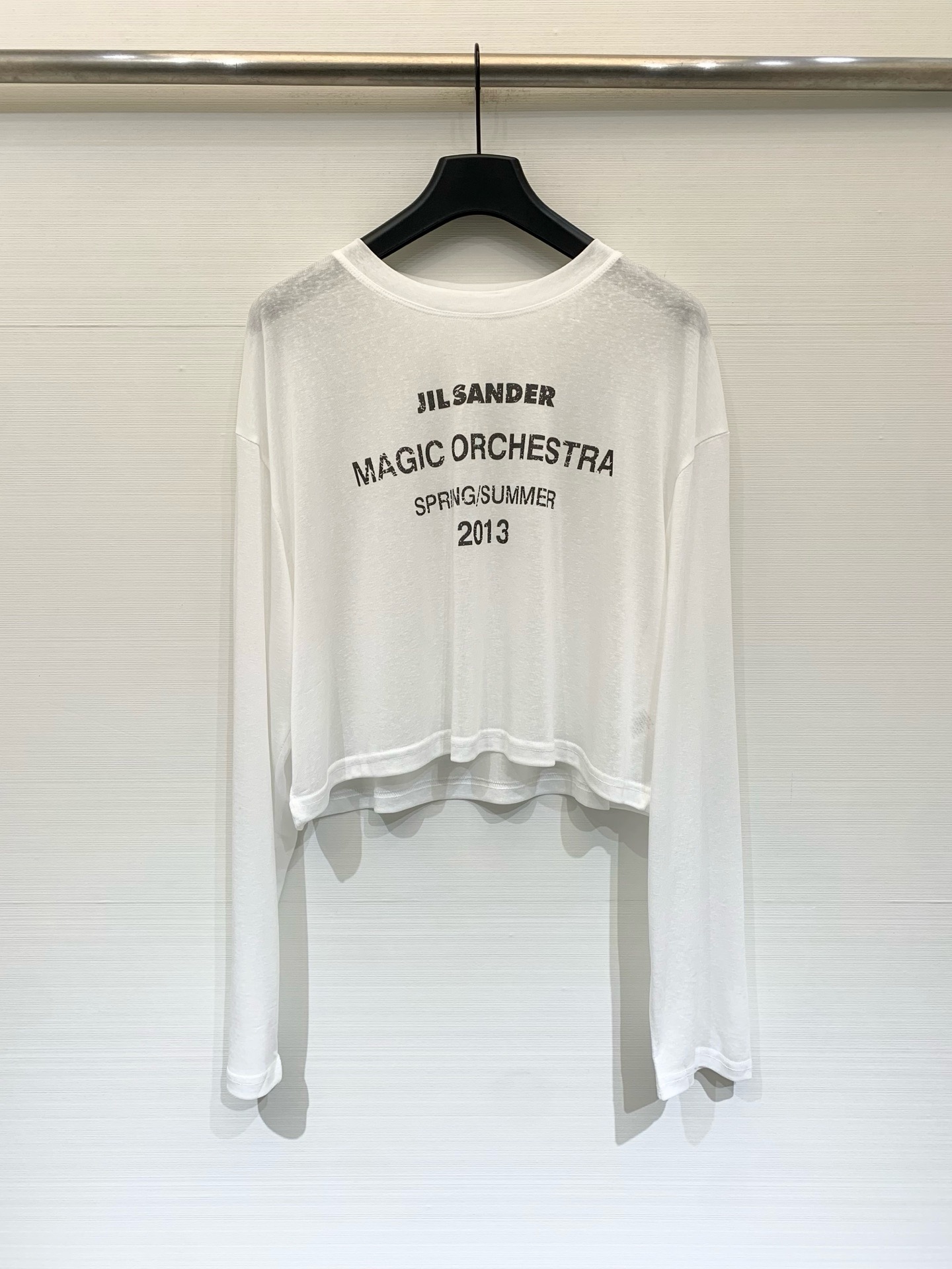 NO:872142,JILSANDER 26 new summer style short sun-protective long-sleeved T-shirt, slightly see-through version, with a lazy and relaxed feel, old-fashioned print on the chest, refreshing when worn alone, and very layered when worn in layers. One size fits all in two colors, jil sander, tees, t-shirt,19860909JILSANDER 26夏季新款 短款防晒长袖T恤,微透版型,自带慵懒松弛感,胸前做旧印花,单穿清爽、叠穿也很有层次 两色均码,,jil sander,tees，t-shirt,,Women's clothing