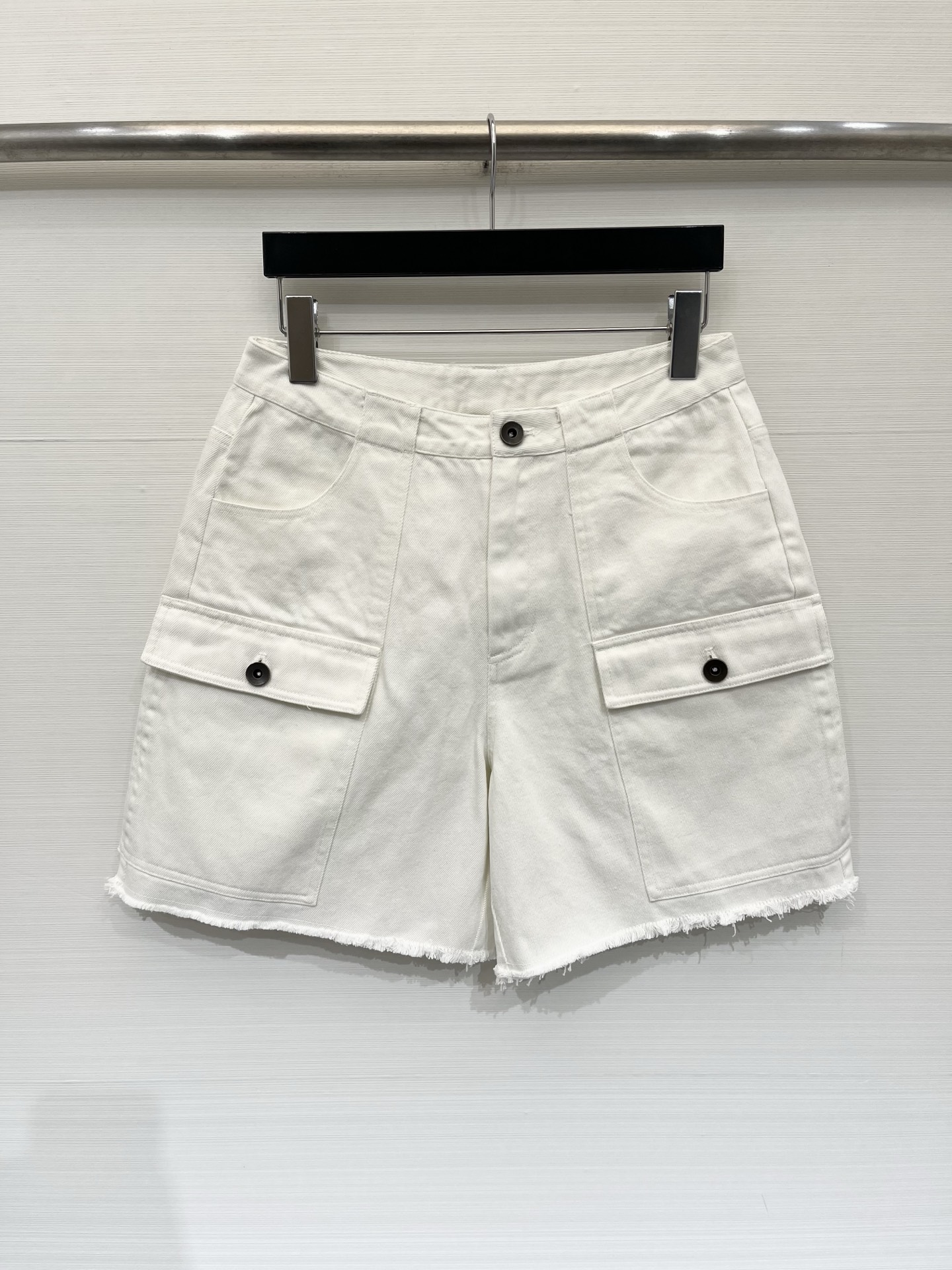 NO:872157,MIUMI* 26 new summer style high-waisted straight work shorts, the neat trousers shape can modify the leg lines, straightening the effect in seconds, large work pocket design on the back, embellished with brand logo, increase the sense of layering and work wear atmosphere, the trousers are processed with raw edges, with a casual retro feel, bid farewell to the monotonous basic style, simplicity reveals a discreet look Two-color SML,,miumiu,shorts,19860909MIUMI* 26夏季新款 高腰直筒工装短裤,利落的裤型能修饰腿部线条,秒变直腿效果,后背工装大口袋设计,搭配品牌小标点缀,增加层次感和工装氛围,裤脚做了毛边处理,自带随性复古感,告别单调基础款,简约中透着小心机 两色SML,,miumiu,shorts,,Women's clothing