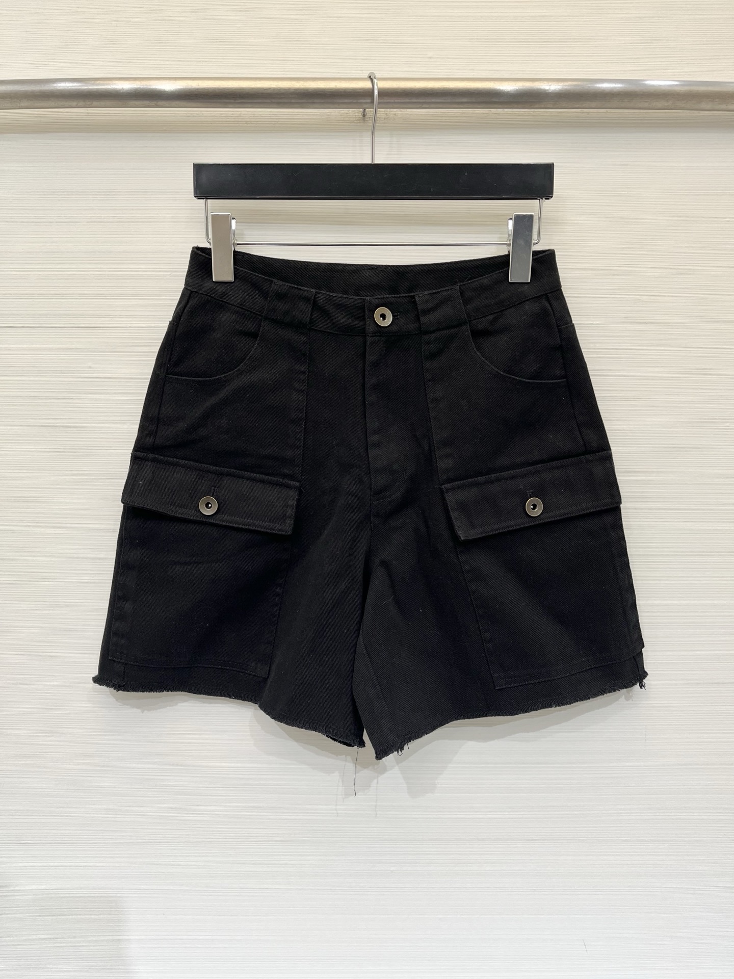 NO:872162,MIUMI* 26 new summer style high-waisted straight work shorts, the neat trousers shape can modify the leg lines, straightening the effect in seconds, large work pocket design on the back, embellished with brand logo, increase the sense of layering and work wear atmosphere, the trousers are processed with raw edges, with a casual retro feel, bid farewell to the monotonous basic style, simplicity reveals a discreet look Two-color SML,,miumiu,shorts,19860909MIUMI* 26夏季新款 高腰直筒工装短裤,利落的裤型能修饰腿部线条,秒变直腿效果,后背工装大口袋设计,搭配品牌小标点缀,增加层次感和工装氛围,裤脚做了毛边处理,自带随性复古感,告别单调基础款,简约中透着小心机 两色SML,,miumiu,shorts,,Women's clothing