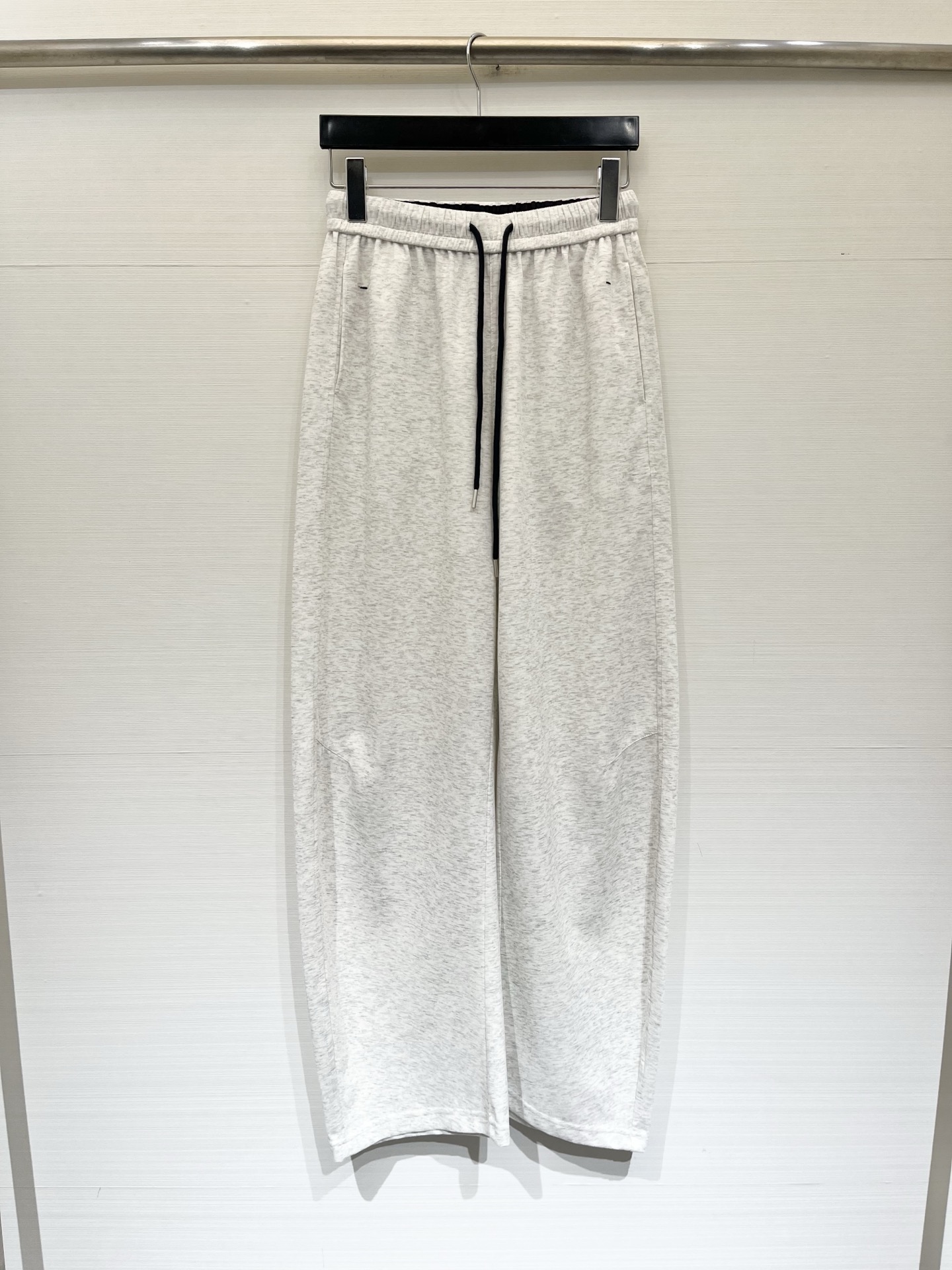 NO:872169,MM6 26 new summer style scimitar casual sweatpants, high waist elastic waist design, very tolerant to the shape of the legs, not picky about the figure, soft and skin-friendly, with a sense of drape, no restraint when worn, both comfort and casual temperament, the iconic 'four-corner stitching' design of the back waist pocket is low-key and brand-recognizable, the overall style is simple and not monotonous Two-color SML, masion margiela,19860909MM6 26夏季新款 弯刀休闲卫裤,高腰松紧腰头设计,对腿型包容度极高,不挑身材,触感柔软亲肤,自带垂坠感,穿着无束缚感,兼具舒适度与随性气质,后腰口袋标志性的“四角缝线”设计,低调又有品牌辨识度,整体风格简约不单调 两色SML,,masion margiela,,Women's clothing