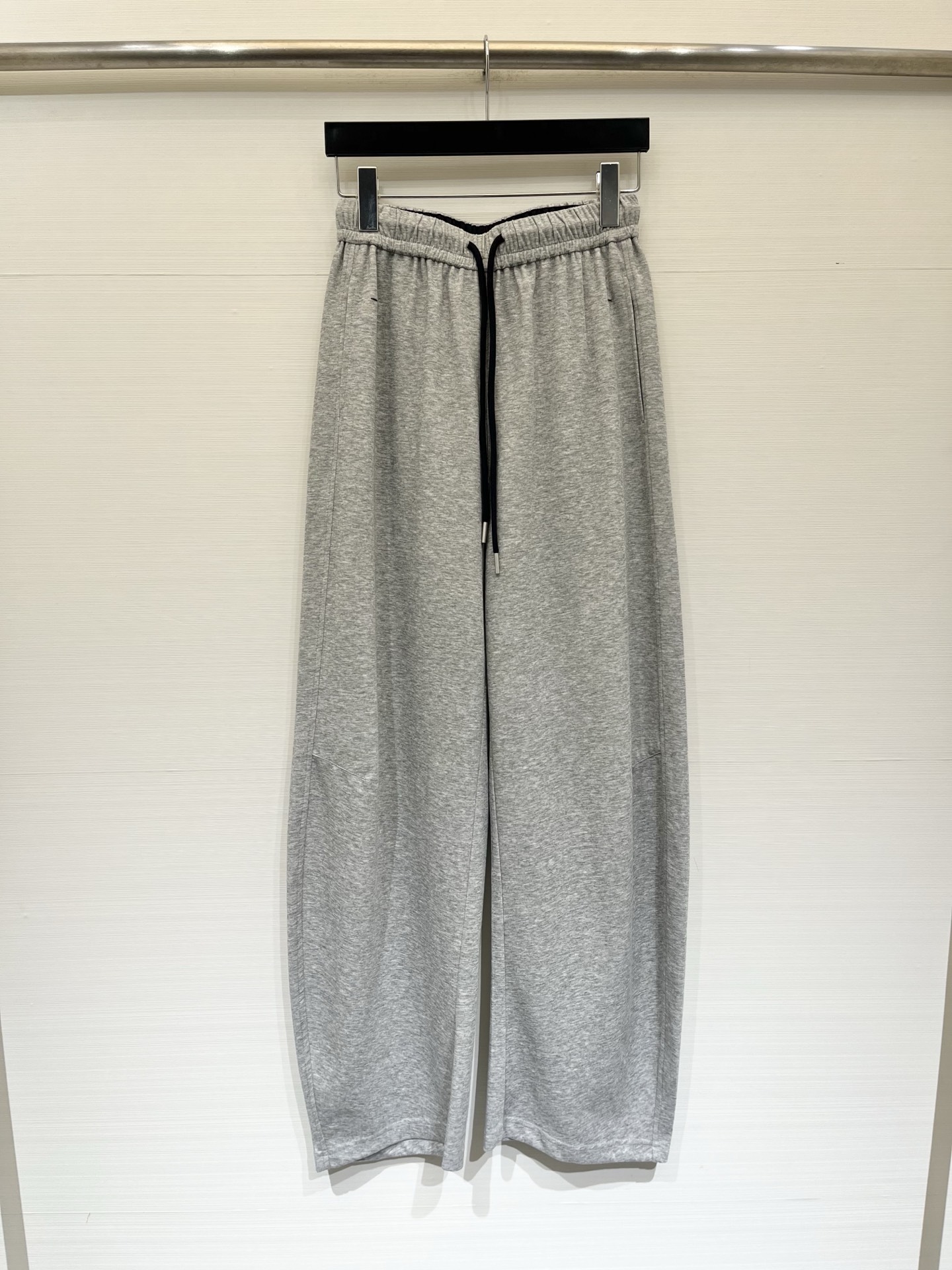 NO:872177,MM6 26 new summer style scimitar casual sweatpants, high waist elastic waist design, very tolerant to the shape of the legs, not picky about the figure, soft and skin-friendly, with a sense of drape, no restraint when worn, both comfort and casual temperament, the iconic 'four-corner stitching' design of the back waist pocket is low-key and brand-recognizable, the overall style is simple and not monotonous Two-color SML, masion margiela,19860909MM6 26夏季新款 弯刀休闲卫裤,高腰松紧腰头设计,对腿型包容度极高,不挑身材,触感柔软亲肤,自带垂坠感,穿着无束缚感,兼具舒适度与随性气质,后腰口袋标志性的“四角缝线”设计,低调又有品牌辨识度,整体风格简约不单调 两色SML,,masion margiela,,Women's clothing