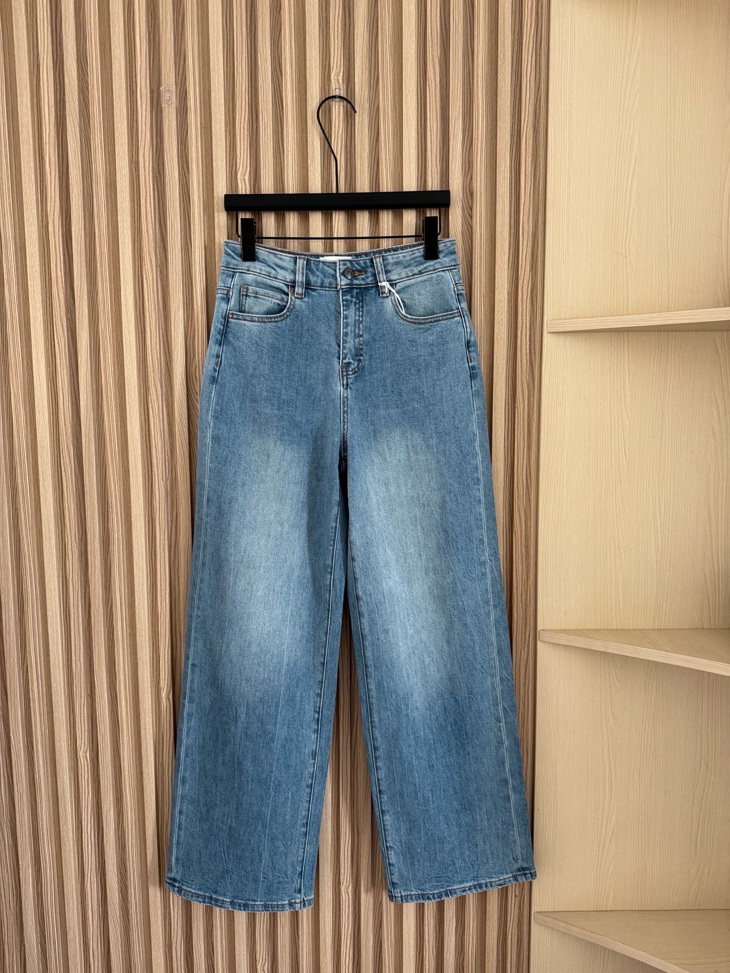 NO:872283,The Row's 26 spring and summer new style, Wang Zha's new jeans are highly recommended. They are beautiful sky blue with washed scratches. They are simple and extremely high-end straight-leg versatile casual denim trousers. Whether it is color or fabric, they are top-notch jeans and a must-have!  The fabric has a little bit of micro-elasticity and is very comfortable on the upper body without being pinched. It has a high-quality cotton feel and has a good drape and is not easily deformed. It is definitely a good partner for daily wear. It will look great with just a short-sleeved T-shirt!  Size 24-30,,jeans,shirts,T-shirt,tees,t-shirt,19860909The Row 26春夏新款 强烈推荐的王炸新款牛仔裤,绝美天蓝色配上水洗抓纹,简约极致的高级大气的直筒百搭休闲牛仔长裤,不管是颜色还是版型面料方面,都是超顶的一款牛仔裤,必入的一款！带一点点微弹力的面料,上身很舒服不勒肉,棉感的高品质,垂感很好不易变形,绝对日常穿搭的好搭档,随便搭个短袖T恤衬衫都好好看！码数24-30,,jeans,shirts,T-shirt,tees，t-shirt,,Women's clothing