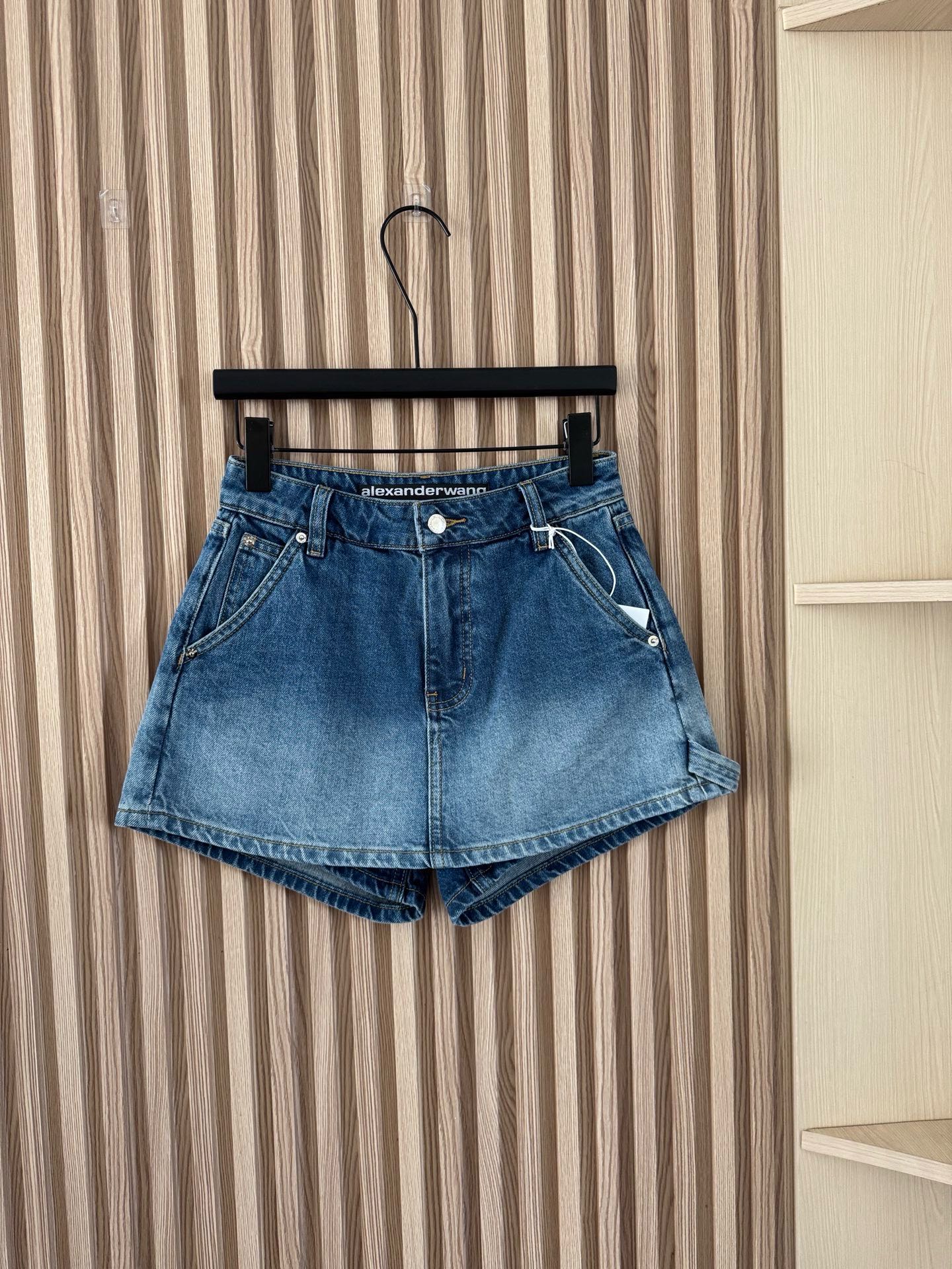 NO:872282,Alexanderwang 26 early spring new design, high-waisted, slim and versatile denim culottes. The design of this front skirt and rear trousers is really wonderful. You no longer need to wear safety pants separately, and you feel full of security!  Perfect for any occasion!  Just the right length, you can wear it casually without being exposed, and you can easily wear it to create long legs!  Pair it with T-shirt suspenders in spring and summer, fashionable and refreshing!  Code number 32-44,,skirts,tees,t-shirt,19860909Alexanderwang 26早春新款 设计感工装高腰显瘦百搭牛仔裙裤,这款前裙后裤的设计真的非常妙,不用再单独穿安全裤,安全感满满！适合任何场合！恰到好处的长度,随意穿也不会走光,轻松穿出大长腿！春夏搭配T恤吊带,时髦又清爽！码数32-44,,skirts,tees，t-shirt,,Women's clothing