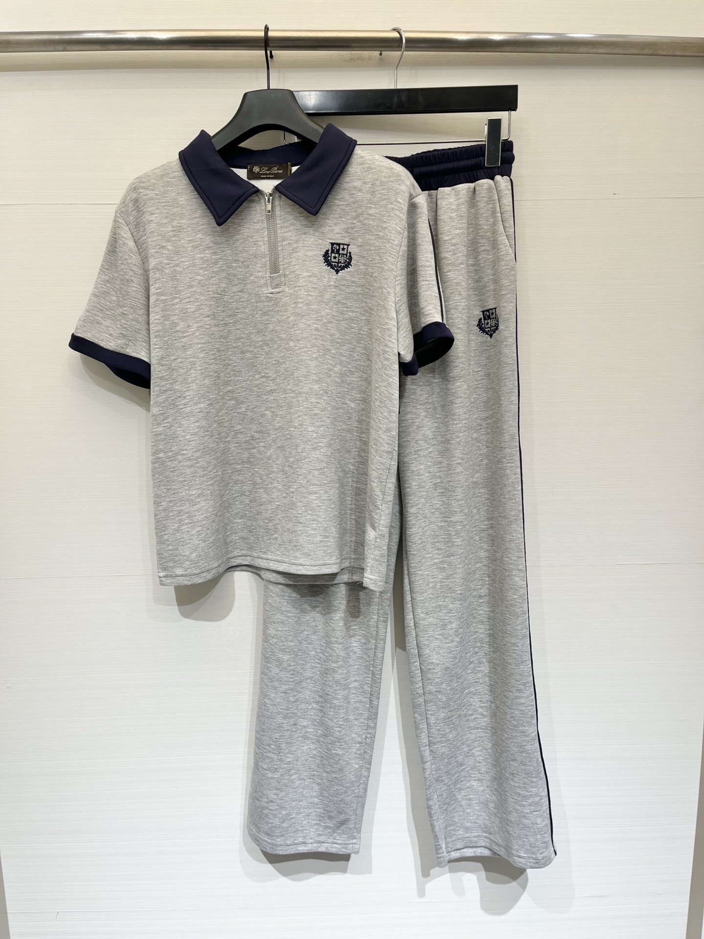 NO:872200,LP 26 new summer style casual suit, straight version, classic contrasting Polo collar, embroidered LOGO on the chest, low-key and unobtrusive, and strengthens the recognition of college style. Wearing one set is a Korean casual style that is relaxed and elegant. Wearing it separately can also unlock more matching, very practical. Two-color SML, loro piana,19860909LP 26夏季新款 休闲套装,直筒版型,经典的撞色Polo领,胸前刺绣LOGO,低调不张扬,又强化了学院风的辨识度,单穿一套就是松弛又显气质的韩系休闲风,分开穿也能解锁更多搭配,实用性很高 两色SML,,loro piana,,Women's clothing
