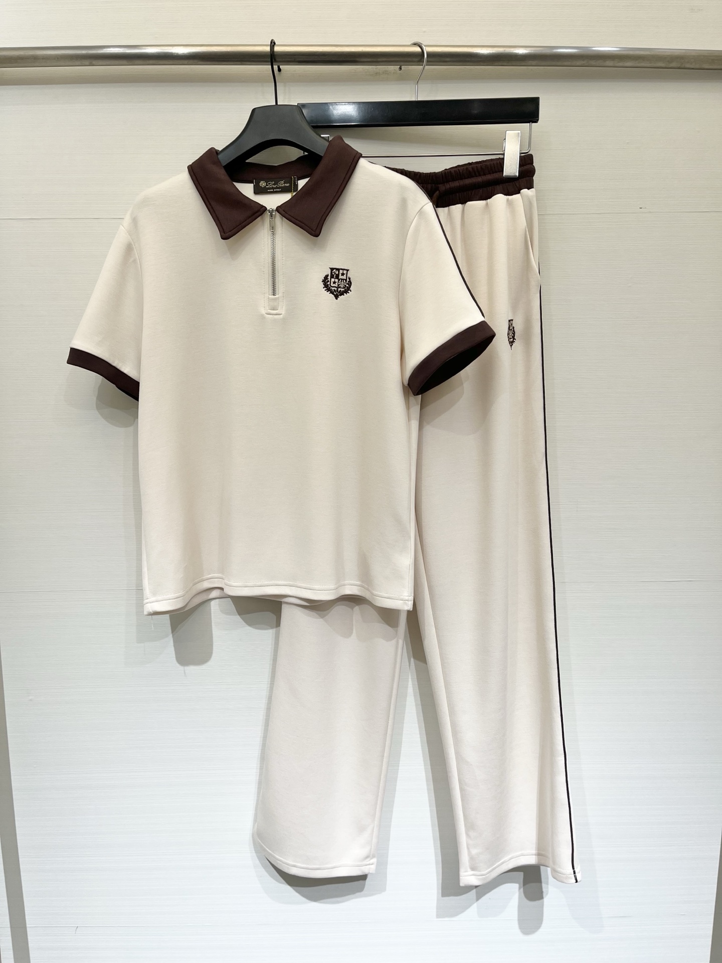 NO:872207,280L 26 new summer style casual suit, straight version, classic contrasting olo collar, embroidered LOGO on the chest, low-key and unobtrusive, and strengthens the recognition of college style. Wearing one set is a Korean casual style that is relaxed and elegant. Wearing it separately can also unlock more matching, very practical. Two-color SML, loro piana,19860909280L 26夏季新款 休闲套装,直筒版型,经典的撞色olo领,胸前刺绣LOGO,低调不张扬,又强化了学院风的辨识度,单穿一套就是松弛又显气质的韩系休闲风,分开穿也能解锁更多搭配,实用性很高 两色SML,,loro piana,,Women's clothing