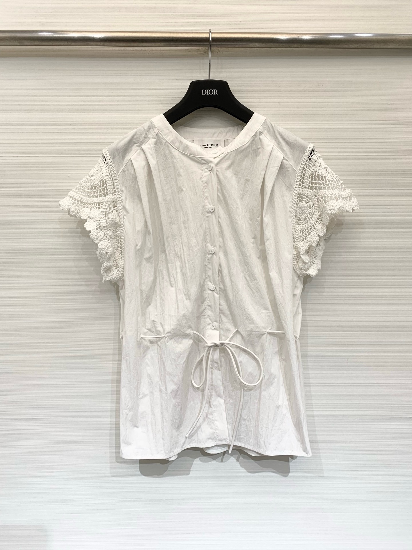 NO:872302,Isabel Marant 26 new summer style French splicing lace sleeve short-sleeved shirt, hand-crocheted lace flying sleeves are so irritating to me, like the summer wind is sewn into the hem. The drawstring at the waist is gentle and conceals the flesh. It has a relaxed atmosphere when paired with jeans/skirts every day. Two-color SM, skirts, shirts, T-shirt,19860909IsabelMarant 26夏季新款 法式拼接蕾丝袖短袖衬衫,手工钩花蕾丝飞袖太戳我了,像把夏日的风都缝进了衣摆里,腰间抽绳一收,温柔又藏肉,日常配牛仔/半裙都自带松弛氛围感 两色SM,,skirts,shirts,T-shirt,,Women's clothing