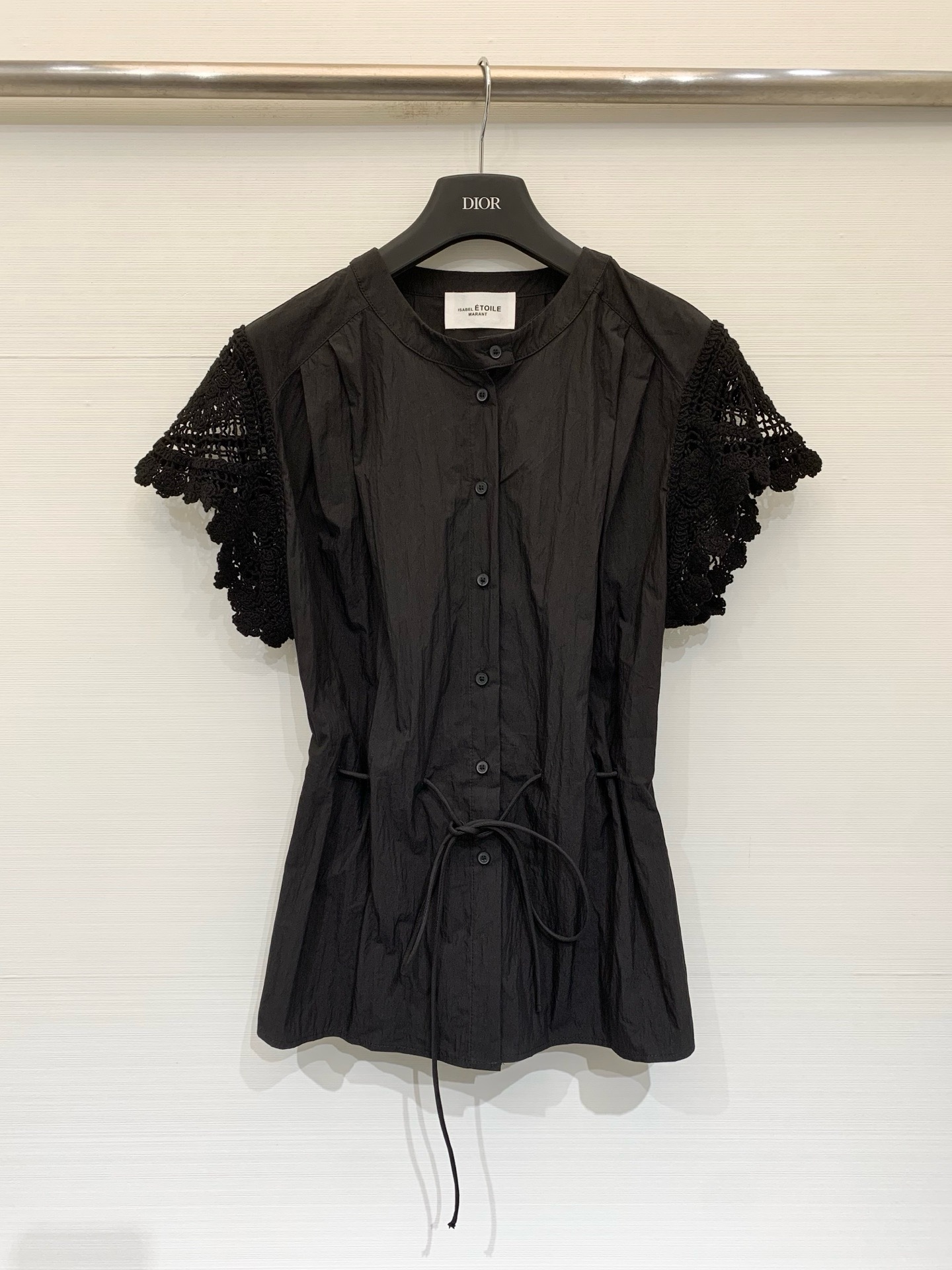 NO:872295,Isabel Marant 26 new summer style French splicing lace sleeve short-sleeved shirt, hand-crocheted lace flying sleeves are so irritating to me, like the summer wind is sewn into the hem. The drawstring at the waist is gentle and conceals the flesh. It has a relaxed atmosphere when paired with jeans/skirts every day. Two-color SM, skirts, shirts, T-shirt,19860909IsabelMarant 26夏季新款 法式拼接蕾丝袖短袖衬衫,手工钩花蕾丝飞袖太戳我了,像把夏日的风都缝进了衣摆里,腰间抽绳一收,温柔又藏肉,日常配牛仔/半裙都自带松弛氛围感 两色SM,,skirts,shirts,T-shirt,,Women's clothing