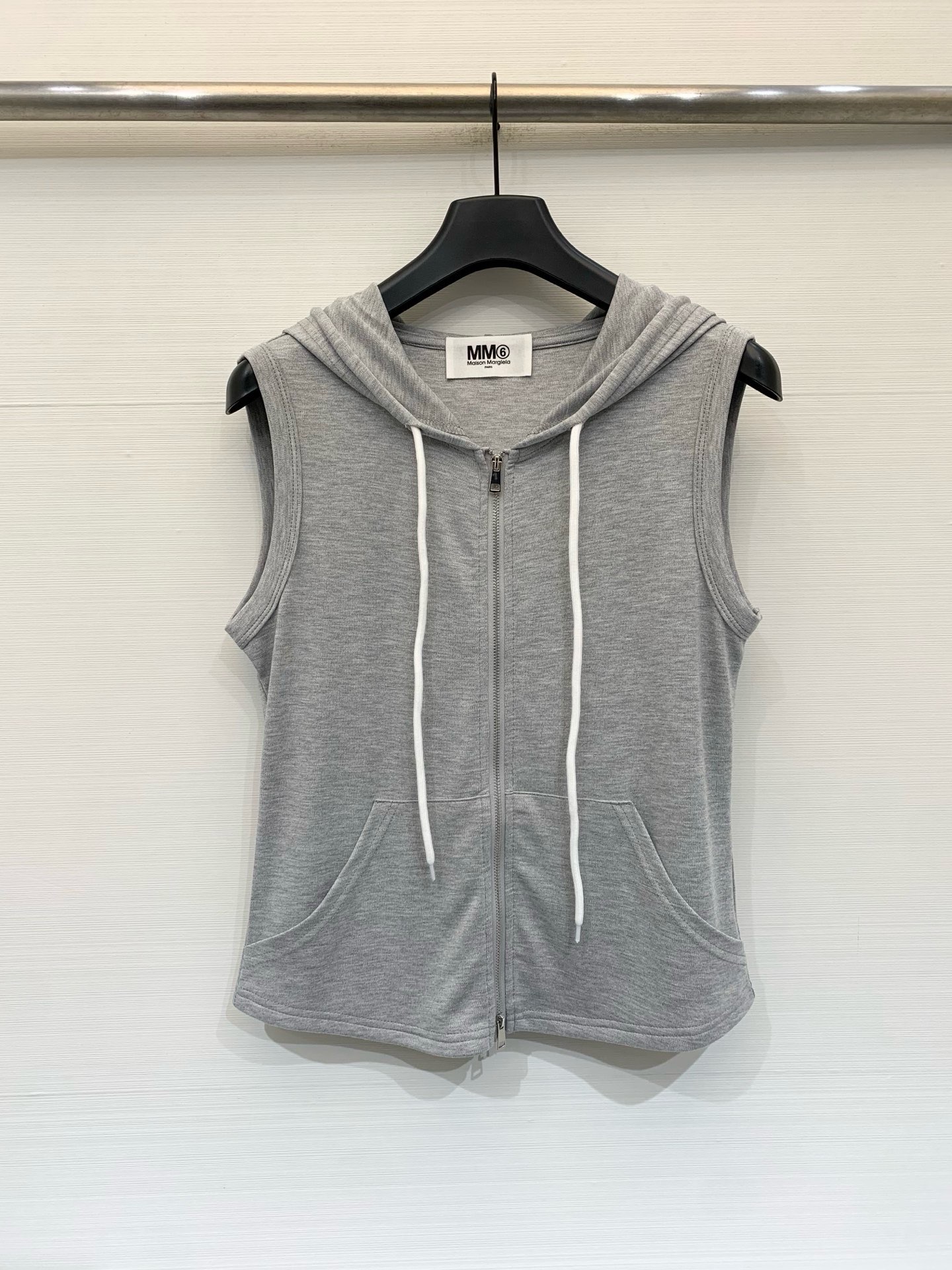 NO:872314,MM6 Maison Margiela 26 new summer style hooded sleeveless vest, slim waisted version, natural arc micro-arc cut at the hem, which can well outline the waistline, comes with a hood design, with a contrasting drawstring, and classic kangaroo pockets on both sides, combining practicality and style. Two-color SML,, masion margiela, hats,19860909MM6 Maison Margiela 26夏季新款 连帽无袖马甲,修身显瘦的收腰版型,下摆呈自然圆弧微弧剪裁,能很好地勾勒腰线,自带兜帽设计,搭配撞色抽绳,两侧设有经典袋鼠口袋,兼具实用性与造型感 两色SML,,masion margiela,hats,,Women's clothing