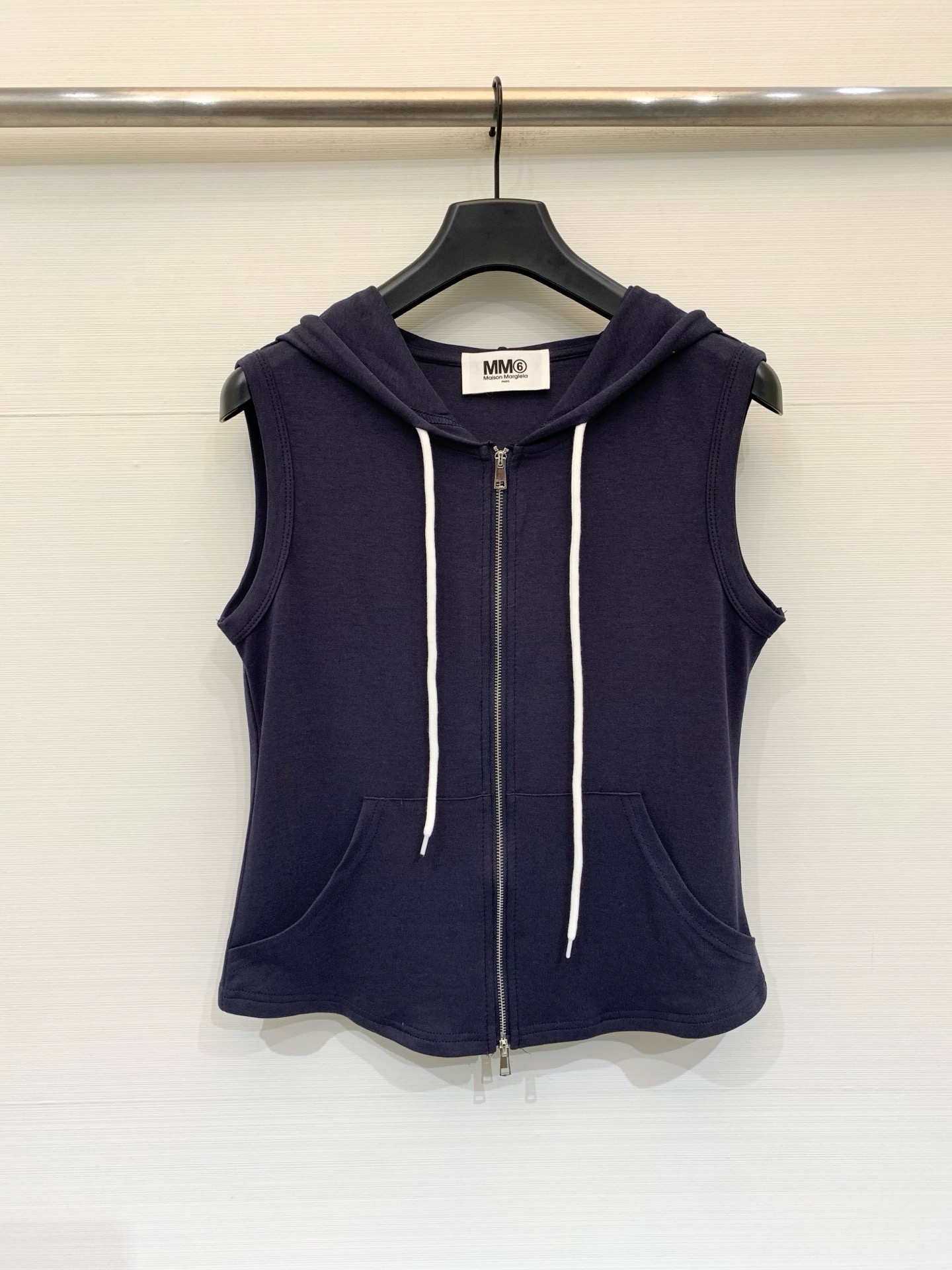 NO:872320,MM6 Maison Margiela 26 new summer style hooded sleeveless vest, slim waisted version, natural arc micro-arc cut at the hem, which can well outline the waistline, comes with a hood design, with a contrasting drawstring, and classic kangaroo pockets on both sides, combining practicality and style. Two-color SML,, masion margiela, hats,19860909MM6 Maison Margiela 26夏季新款 连帽无袖马甲,修身显瘦的收腰版型,下摆呈自然圆弧微弧剪裁,能很好地勾勒腰线,自带兜帽设计,搭配撞色抽绳,两侧设有经典袋鼠口袋,兼具实用性与造型感 两色SML,,masion margiela,hats,,Women's clothing