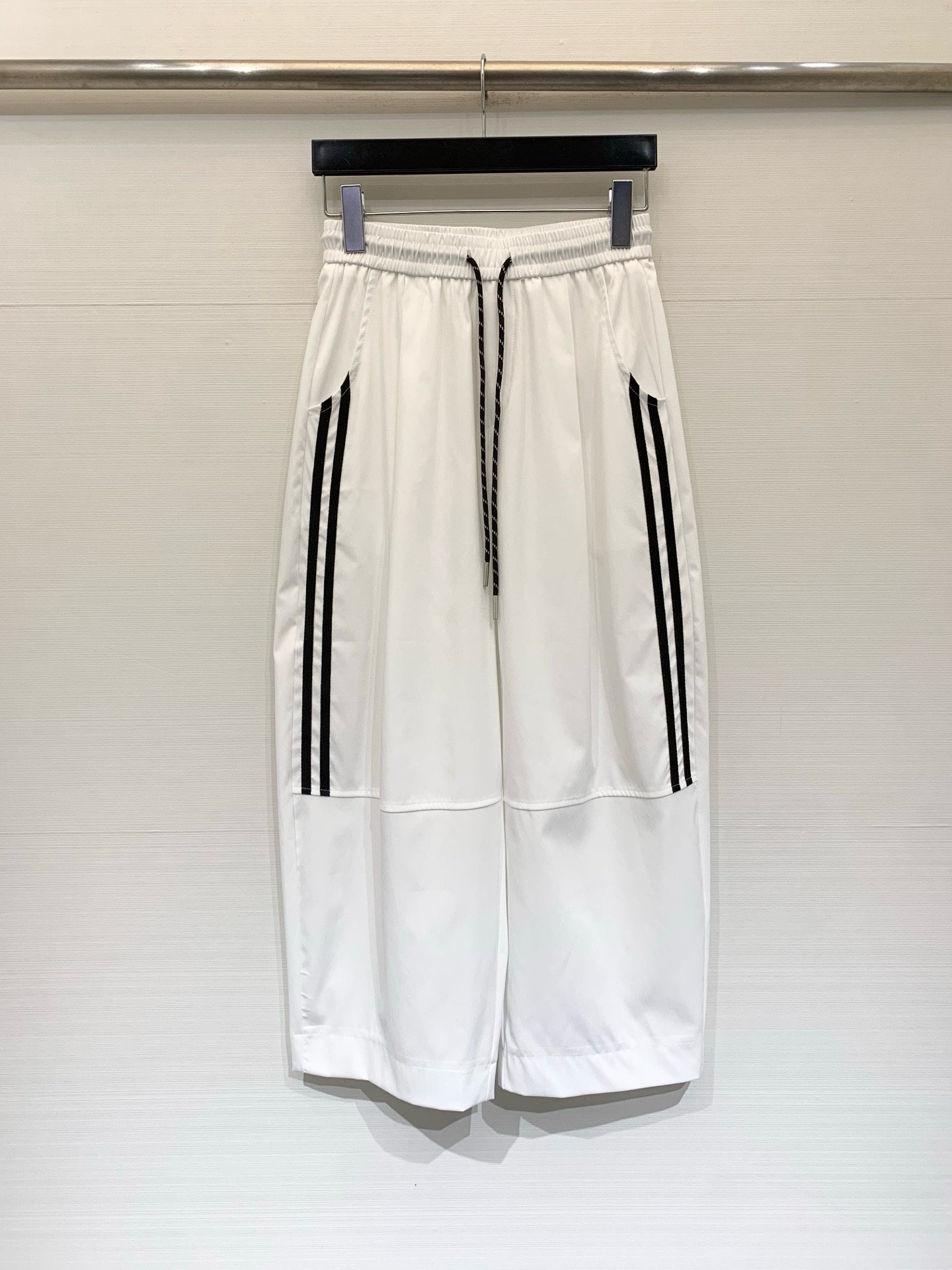 NO:873648,JILSANDER 26 new summer style side stripe relaxed cropped pants, who knows!  This one is too sexy, with a high-waisted drawstring + side stripe design, a sense of movement, an eight-point wide-leg version, perfect leg shape, drapey fabric, the upper body is refreshing and breathable, and it feels great when worn with suspenders or T-shirts. It is a versatile summer style that can be worn by lazy people with their eyes closed. It does not pick on either the figure or the person. Three-color SML, jil sander, tees, t-shirt,19860909JILSANDER 26夏季新款 侧条纹松弛八分神裤,谁懂啊！这款也太藏肉了,高腰抽绳+侧条纹设计,自带运动感,八分阔腿版型,完美修饰腿型,垂坠感面料,上身清爽又透气,搭配吊带/T恤都超有feel,懒人闭眼入的夏日百搭款,不挑身材不挑人 三色SML,,jil sander,tees，t-shirt,,Women's clothing