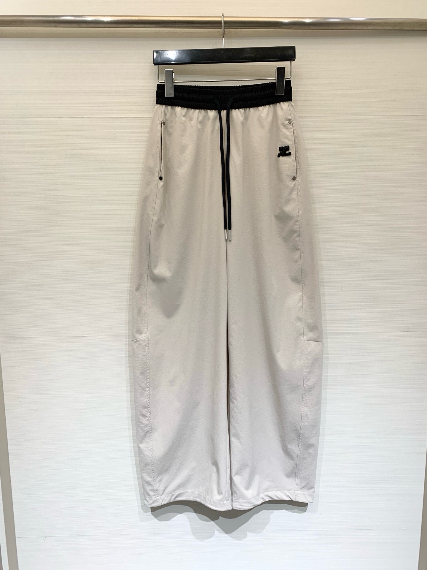 NO:873636,Courreges 26 new summer style scimitar pants with a contrasting waist and welded sense of relaxation to the body. These scimitar pants with a lazy buff really hide the body. The loose and micro-shaped banana pants hide the wide hips and thick legs. The drapey fabric has its own coolness. It is refreshing and not sweaty when worn in summer. Just wear a white T/suspender, just like the blogger. Two-color SML,,19860909Courreges 26夏季新款 拼接撞色腰弯刀神裤,把松弛感焊在身上,这条自带慵懒buff的弯刀裤真的巨藏肉,宽松微廓的香蕉裤型,把胯宽腿粗全藏住了,垂坠感面料自带凉感,夏天穿也清爽不闷汗,随便搭个白T/吊带,就是博主那味儿了 两色SML,,,Women's clothing