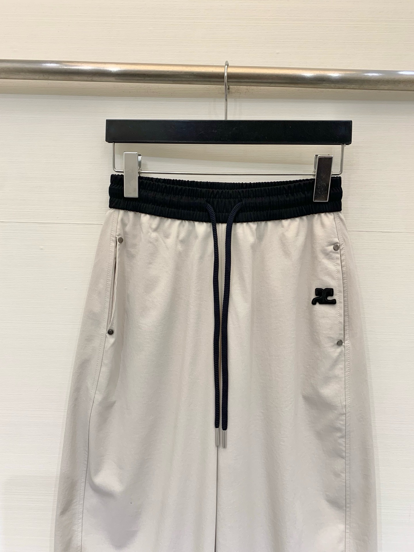 Женские широкие брюки Courrèges с контрастным поясом