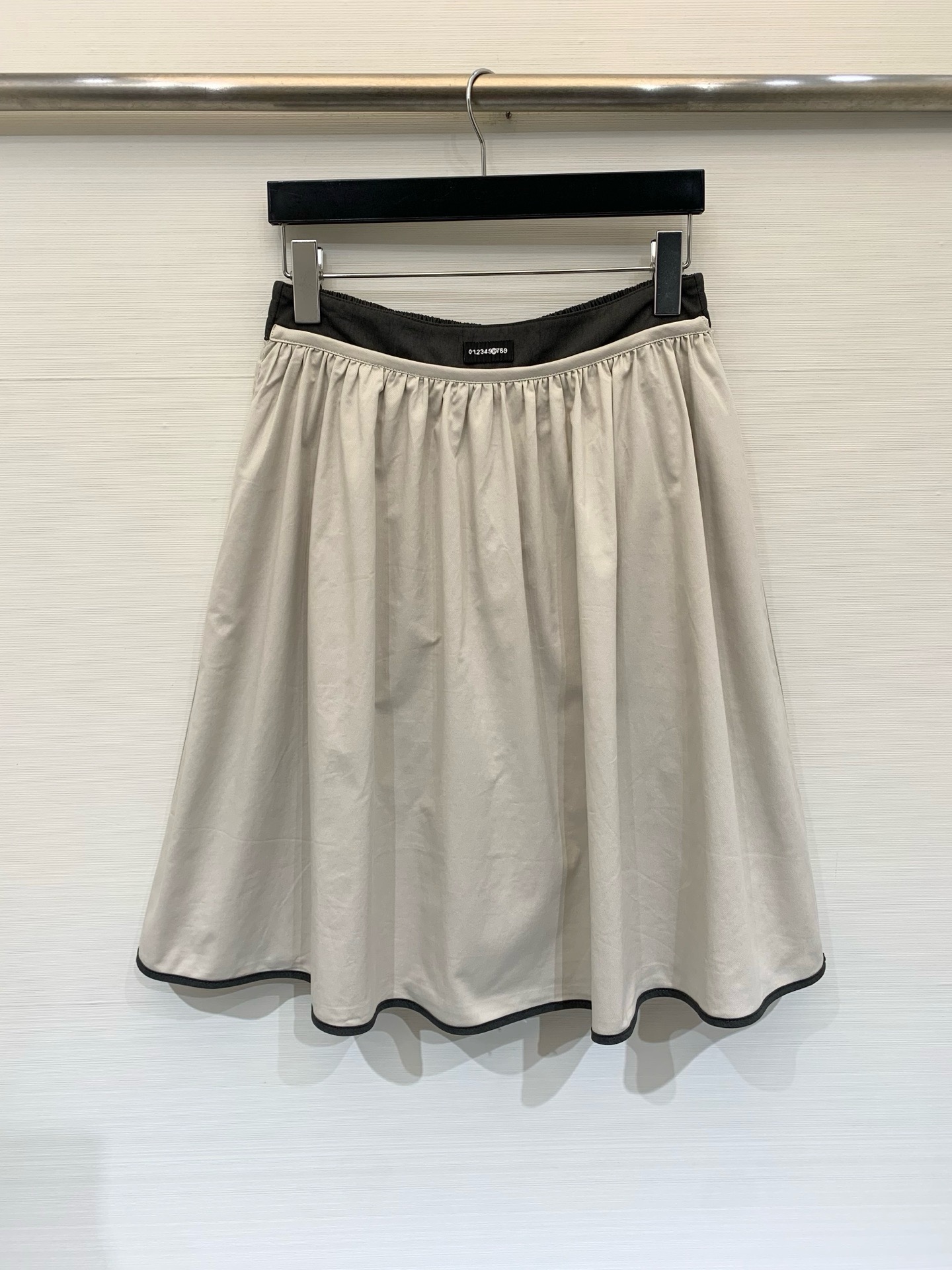 NO:872213,MM6 26 new spring and summer A-line mid-length skirt, drapey anti-wrinkle twill fabric, smooth and crisp, not easy to wrinkle, high waist elastic waist design, dark gray contrasting fabric at the waist, with number mark on the inside, exquisite details, wavy hem on the skirt, dark gray contrast piping on the hem, smart but not stiff, body modification, create Korean style commuting with a relaxed feeling. Size SML, masion margiela, skirts,19860909MM6 26春夏新款 A字中款半裙,垂坠感抗皱斜纹面料,顺滑挺括,不易起皱,高腰松紧腰设计,腰头拼接深灰色撞色布,内侧带数字标,细节精致,裙摆做波浪形卷边,包边深灰色撞色滚边,灵动不呆板,修饰身材,打造韩系通勤松弛感穿搭 码数SML,,masion margiela,skirts,,Women's clothing