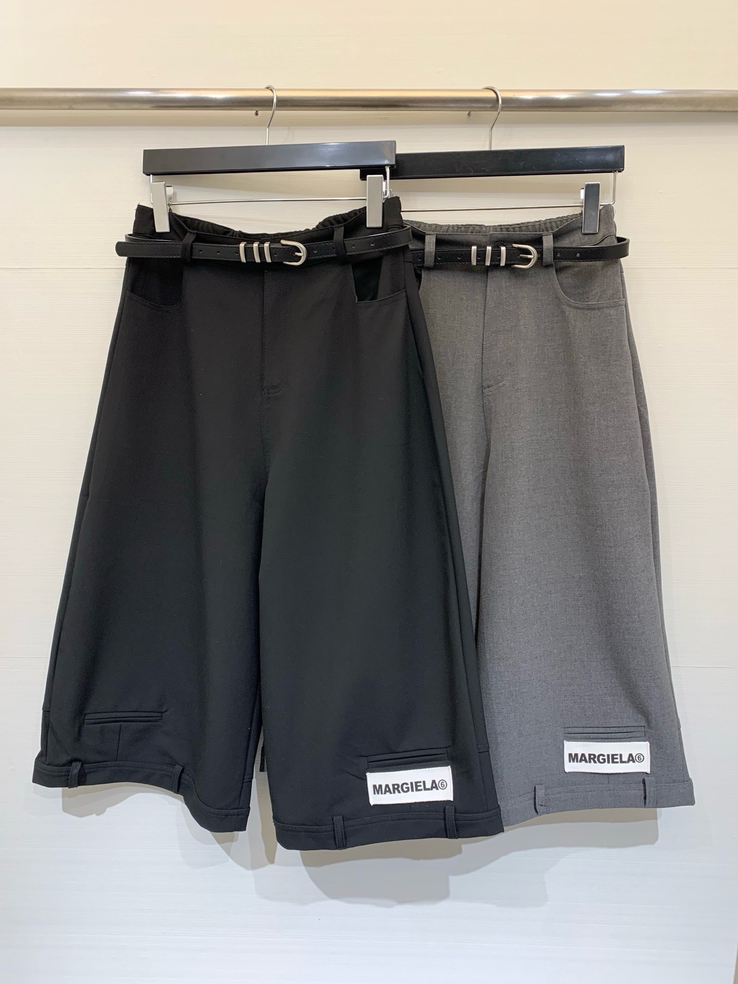 NO:872221,MM6 26 spring and summer new style loose three-quarter wide-leg pants with belt, strong drape, straight downward slightly wide silhouette, which can not only modify the leg shape, but also has a lazy and casual tone. The iconic white patch embroidered label 'MARGIELA6' on the trouser legs becomes the overall visual finishing touch. It has both comfortable wearing feeling and high-end drape texture. Two-color SML, masion margiela,19860909MM6 26春夏新款 宽松七分阔腿裤,配腰带,裤腿垂坠感强,呈直筒向下微阔的廓形,既能修饰腿型,又自带慵懒随性的腔调,裤脚处有标志性的白色贴布绣标“MARGIELA6”,成为整体的视觉点睛之笔,兼具舒适穿着感与高级的垂坠质感 两色SML,,masion margiela,,Women's clothing