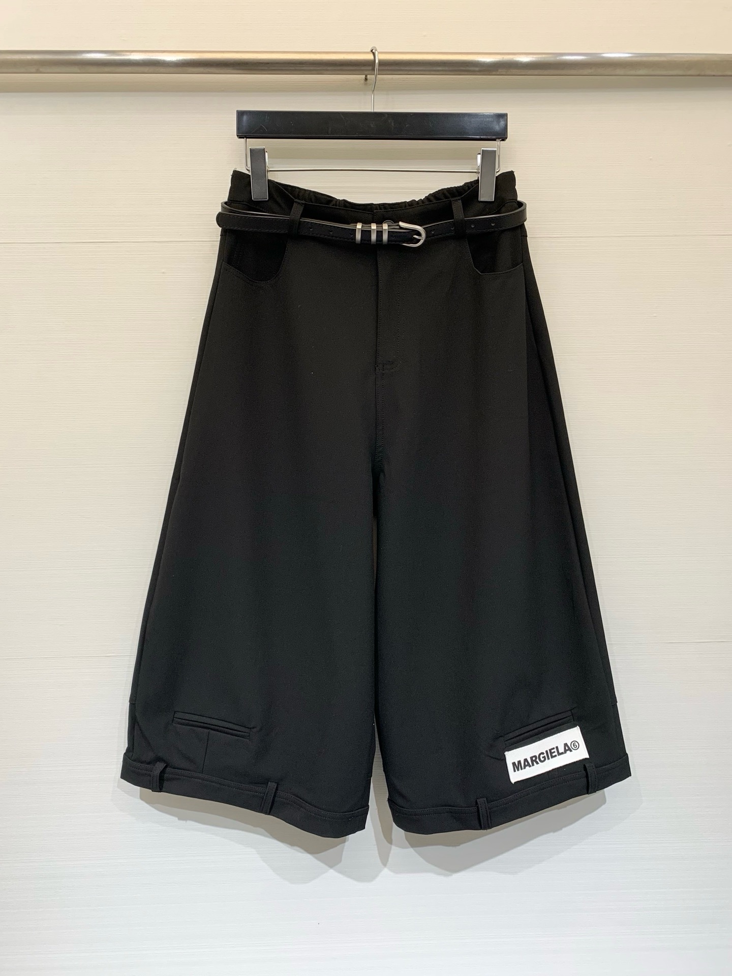 NO:872230,MM6 26 spring and summer new style loose three-quarter wide-leg pants with belt, strong drape, straight downward slightly wide silhouette, which can not only modify the leg shape, but also has a lazy and casual tone. The iconic white patch embroidered label 'MARGIELA6' on the trouser legs becomes the overall visual finishing touch. It has both comfortable wearing feeling and high-end drape texture. Two-color SML, masion margiela,19860909MM6 26春夏新款 宽松七分阔腿裤,配腰带,裤腿垂坠感强,呈直筒向下微阔的廓形,既能修饰腿型,又自带慵懒随性的腔调,裤脚处有标志性的白色贴布绣标“MARGIELA6”,成为整体的视觉点睛之笔,兼具舒适穿着感与高级的垂坠质感 两色SML,,masion margiela,,Women's clothing