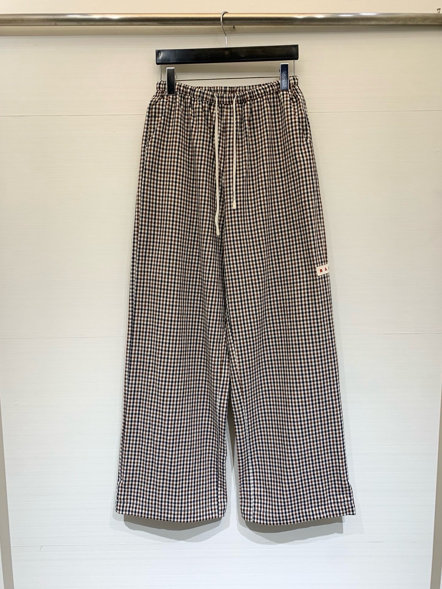 NO:872237,MARNI 26 new summer style brown, white and blue plaid wide-leg pants, elastic waist + drawstring design, MARNI cloth label on the side, highly recognizable; loose wide-leg version, with a retro literary atmosphere, suitable for matching with white T, sweaters and shirts. It can not only create a casual daily look, but also can be worn with a suit for a retro commuting feel. Size SML,,marni,shirts,business suit,19860909MARNI 26夏季新款 棕白蓝格纹阔腿裤,松紧腰+抽绳设计,裤侧带有MARNI的布标,辨识度很高；宽松阔腿版型,自带复古文艺氛围,搭配白T、针织衫、衬衫都很合适,既能打造休闲日常的造型,也能搭配西装穿出复古通勤感 码数SML,,marni,shirts,business suit,,Women's clothing