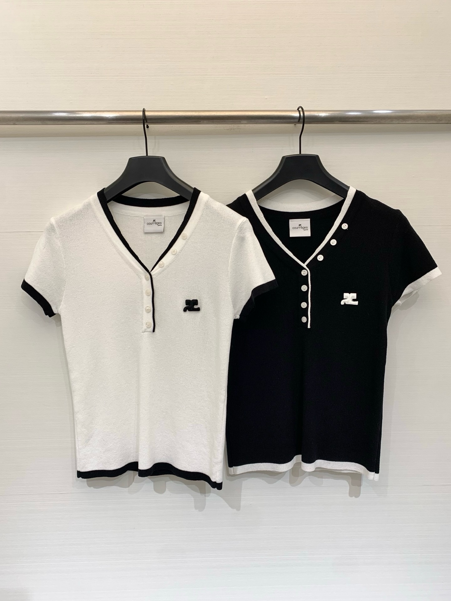 NO:872244,Courrèges 26 new summer model, fake two-piece striped knitted short-sleeves, fake two-piece V-neck design, black embroidered logo on the left chest, advanced relaxed feel, layered style, two-color SM,, T-shirt,19860909Courrèges 26夏季新款 假两件条纹针织短袖,假两件V领设计,左胸黑色刺绣Logo,高级松弛感、叠穿风 两色SM,,T-shirt,,Women's clothing