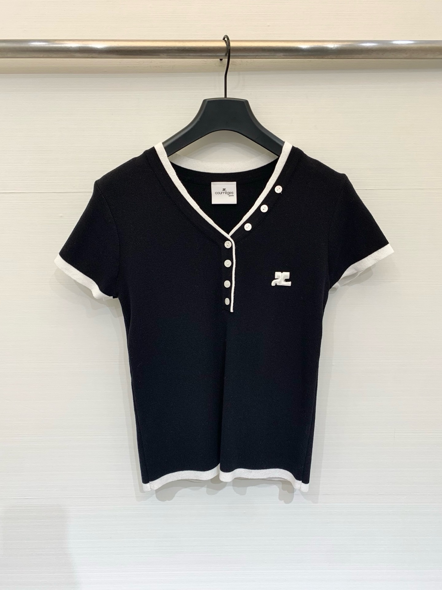 NO:872253,Courrèges 26 new summer model, fake two-piece striped knitted short-sleeves, fake two-piece V-neck design, black embroidered logo on the left chest, advanced relaxed feel, layered style, two-color SM,, T-shirt,19860909Courrèges 26夏季新款 假两件条纹针织短袖,假两件V领设计,左胸黑色刺绣Logo,高级松弛感、叠穿风 两色SM,,T-shirt,,Women's clothing