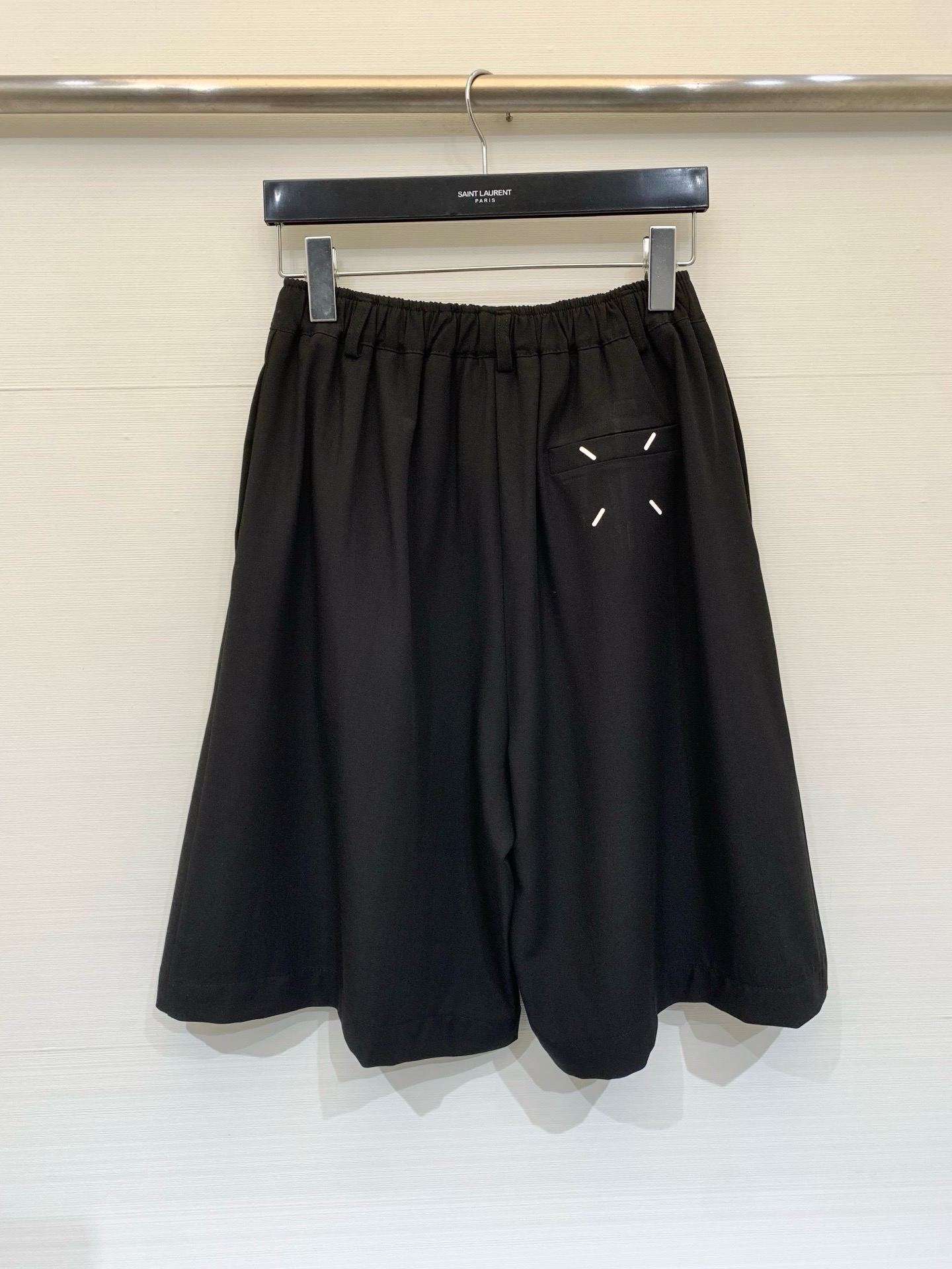 NO:872271,MM6 26 spring and summer new style black loose three-quarter suit trousers, with high-waist elastic waist design, wide-leg five-quarter length, loose and draped trouser legs, modifying the leg shape, and extremely comfortable. White topstitch elements on the back waist pocket add a workwear style design, breaking the monotony of pure black. The fabric is smooth and wide, not easy to wrinkle, and has both texture and summer breathability. Two-color SM, masion margiela, business suit,19860909MM6 26春夏新款 黑色宽松五分西装中裤,采用高腰松紧腰设计,裤型为阔腿五分长度,裤管宽松垂坠,修饰腿型,舒适度极高,后腰口袋处白色明线元素,增加了工装风的设计感,打破纯黑的单调,面料顺滑挺阔,不易起皱,兼具质感与夏日透气性 两色SM,,masion margiela,business suit,,Women's clothing