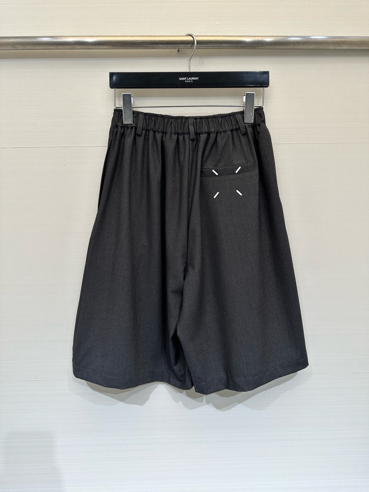 NO:872279,MM6 26 spring and summer new style black loose three-quarter suit trousers, with high-waist elastic waist design, wide-leg five-quarter length, loose and draped trouser legs, modifying the leg shape, and extremely comfortable. White topstitch elements on the back waist pocket add a workwear style design, breaking the monotony of pure black. The fabric is smooth and wide, not easy to wrinkle, and has both texture and summer breathability. Two-color SM, masion margiela, business suit,19860909MM6 26春夏新款 黑色宽松五分西装中裤,采用高腰松紧腰设计,裤型为阔腿五分长度,裤管宽松垂坠,修饰腿型,舒适度极高,后腰口袋处白色明线元素,增加了工装风的设计感,打破纯黑的单调,面料顺滑挺阔,不易起皱,兼具质感与夏日透气性 两色SM,,masion margiela,business suit,,Women's clothing