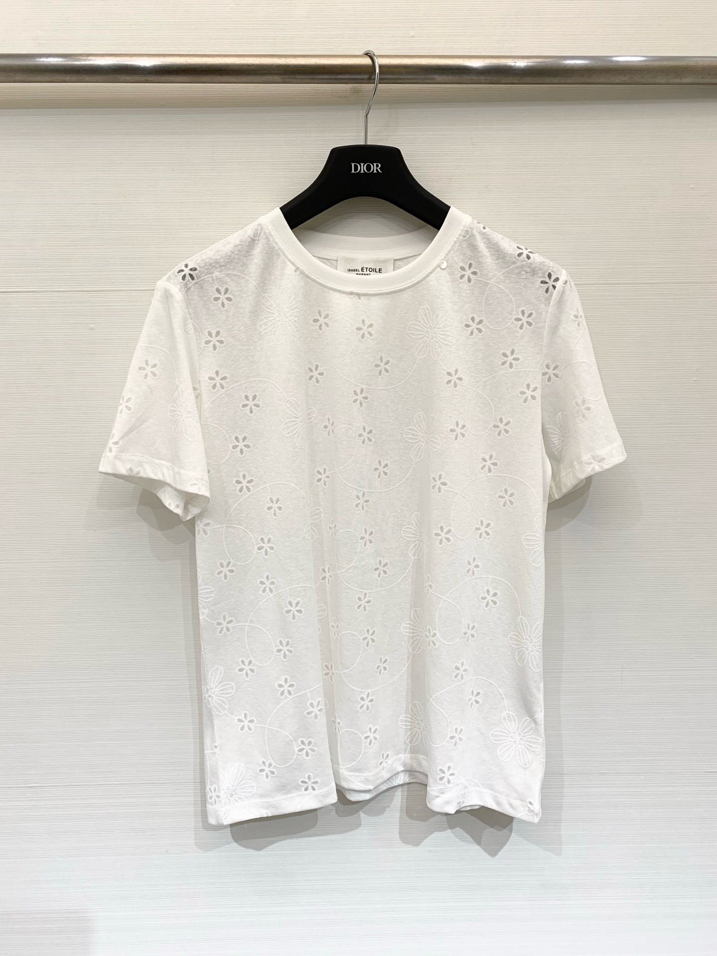 NO:872287,Isabel Marant 26 spring and summer new style white hollow flower short-sleeved T-shirt, gentle fairy style, with French romantic atmosphere, the whole body is covered with three-dimensional hollow flower vine embroidery design, the texture is exquisite, vaguely revealing the skin, adding a sense of agility, regular fit version, neat round neck, full of gentle temperament Size SML,, T-shirt, tees, t-shirt,19860909IsabelMarant 26春夏新款 白色镂空花卉短袖T恤,温柔仙气风,自带法式浪漫氛围,全身布满立体的镂空花卉藤蔓刺绣设计,质感精致,隐约透出肌肤,增添灵动感,常规合身版型,圆领利落,尽显温柔气质 码数SML,,T-shirt,tees，t-shirt,,Women's clothing