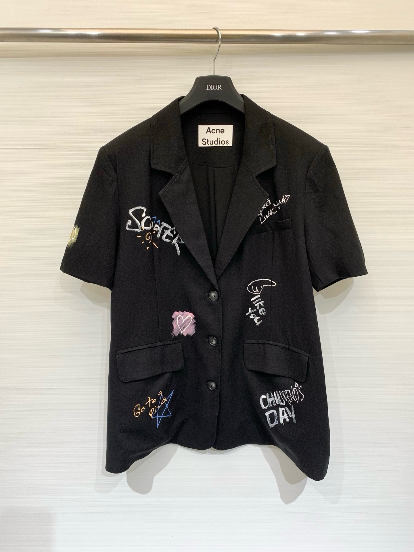 NO:872222,Acnestudios 26 new spring and summer style graffiti printed thin short-sleeved suit jacket. The thin style is perfect for summer. The body is covered with graffiti prints of various styles, including words, hearts, stars and other elements. It is loose and comfortable, suitable for casual commuting or street style. Two-color SM,,acne studios,dior,jackets & coats,T-shirt,19860909Acnestudios 26春夏新款 涂鸦印花薄款短袖西服外套,薄款超适合夏天,衣身布满多种风格的涂鸦印花,包含文字、爱心、星星等元素,宽松舒适,适合打造休闲通勤或街头潮流风格 两色SM,,acne studios,dior,jackets & coats,T-shirt,,Women's clothing