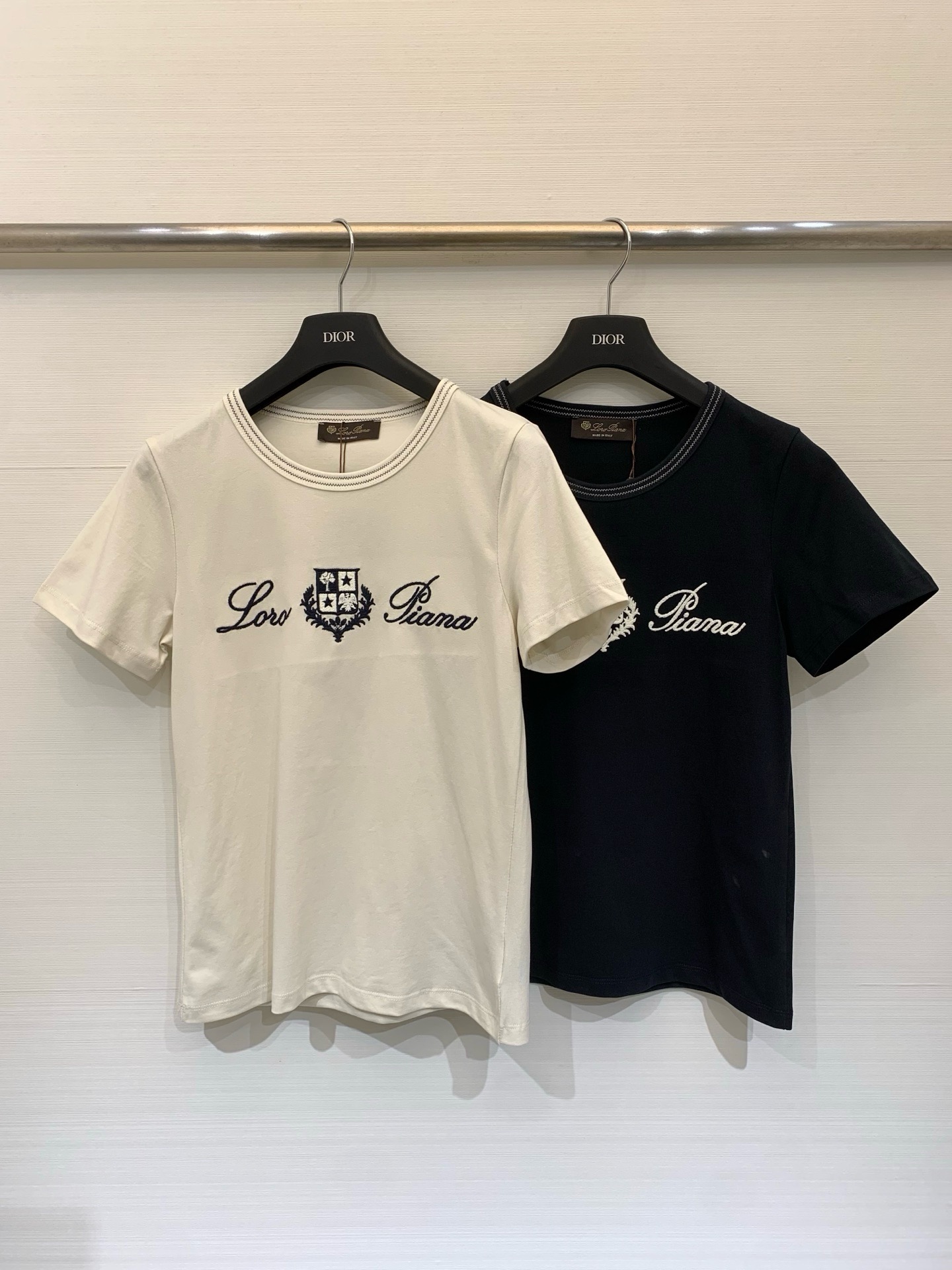 NO:872232,LP 26 spring and summer new style embroidered logo short-sleeved T-shirt, round neck topstitch design, one-piece embroidery on the chest, simple and advanced, two-color SML, loro piana, T-shirt, tees, t-shirt,19860909LP 26春夏新款 刺绣Logo短袖T恤 圆领明线设计 胸前一片式刺绣 简约高级 两色SML,,loro piana,T-shirt,tees，t-shirt,,Women's clothing