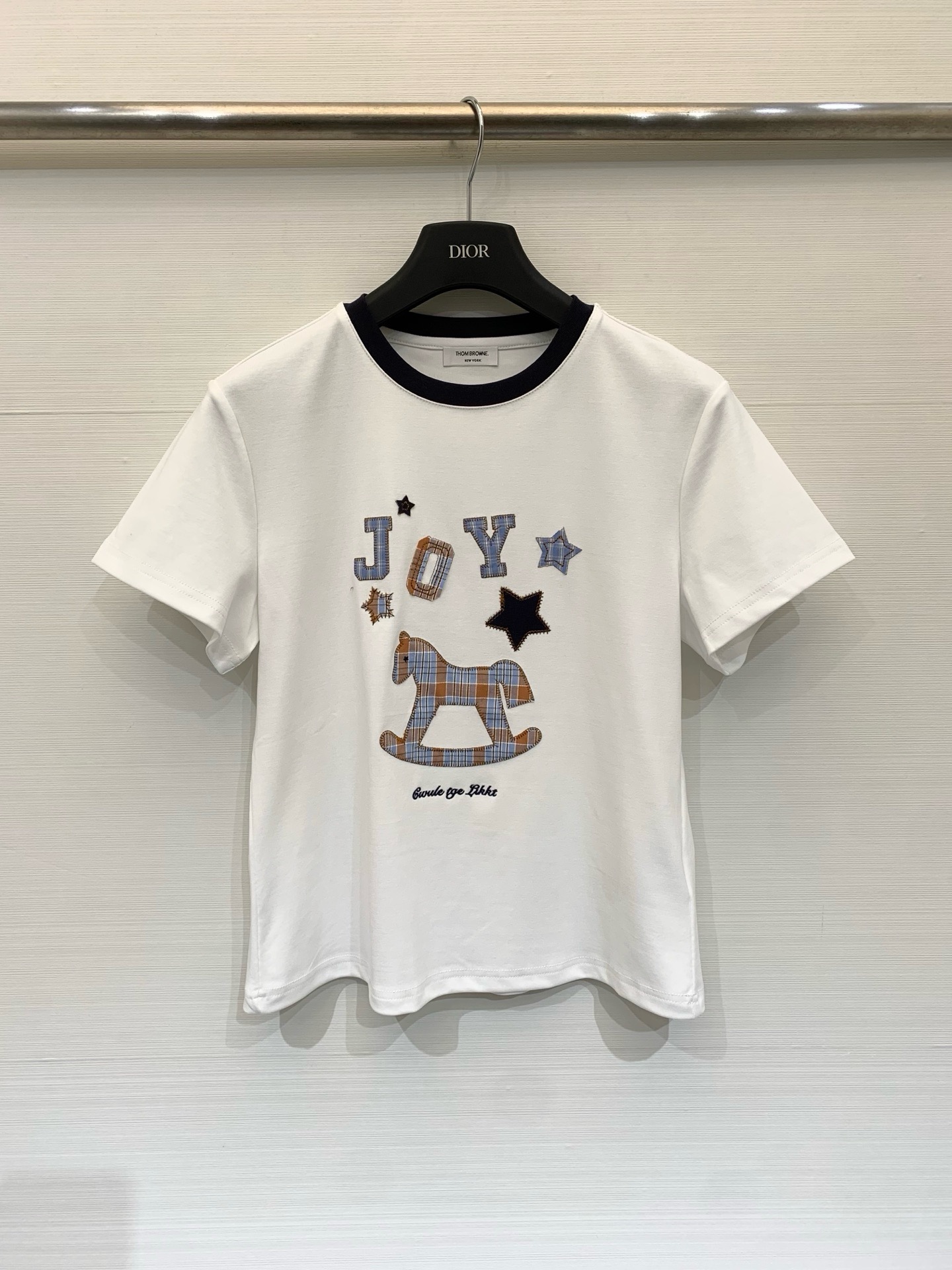 NO:873657,TB 26 Spring and Summer New Style American retro-style short contrast T-shirt, short fit, high-count combed cotton, soft and smooth to the touch, the capital letters 'JOY' are made of plaid patchwork, the blue and brown plaid has a retro feel, and the edges are raw/topstitched, with a handmade texture, easy to wear with a college feel and a girly feel, suitable for daily use with jeans and casual pants. Size SML, jeans, tees, t-shirt,19860909TB 26春夏新款 美式复古风的短款撞色T恤,短款合身版型,高支精梳棉,手感柔软顺滑,大写字母“JOY”采用格纹拼接贴布,蓝棕相间的格纹自带复古感,边缘做了毛边/明线处理,很有手工质感,轻松穿出学院感和少女感,日常搭配牛仔裤、休闲裤都很合适 码数SML,,jeans,tees，t-shirt,,Women's clothing