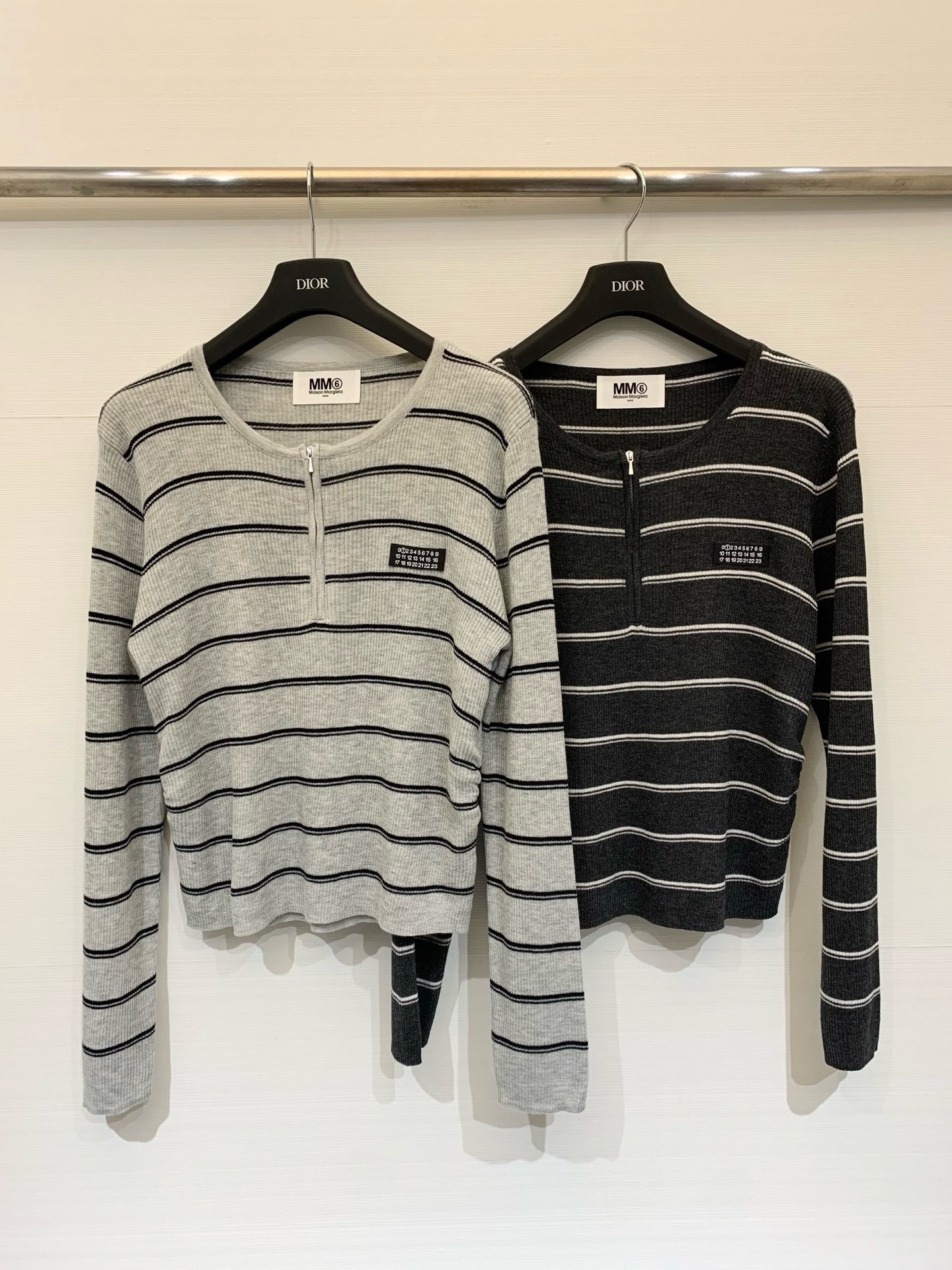 NO:873594,MM6 26 spring and summer new style fake two-piece half-zip sweater, contrasting collar design, half-zip placket, short and slim fit, simple and layered, two-color sml, masion margiela,19860909MM6 26春夏新款 假两件半拉链针织衫,领口撞色内搭设计,半拉链门襟,版型短款修身,简约又富有层次感 两色sml,,masion margiela,,Women's clothing