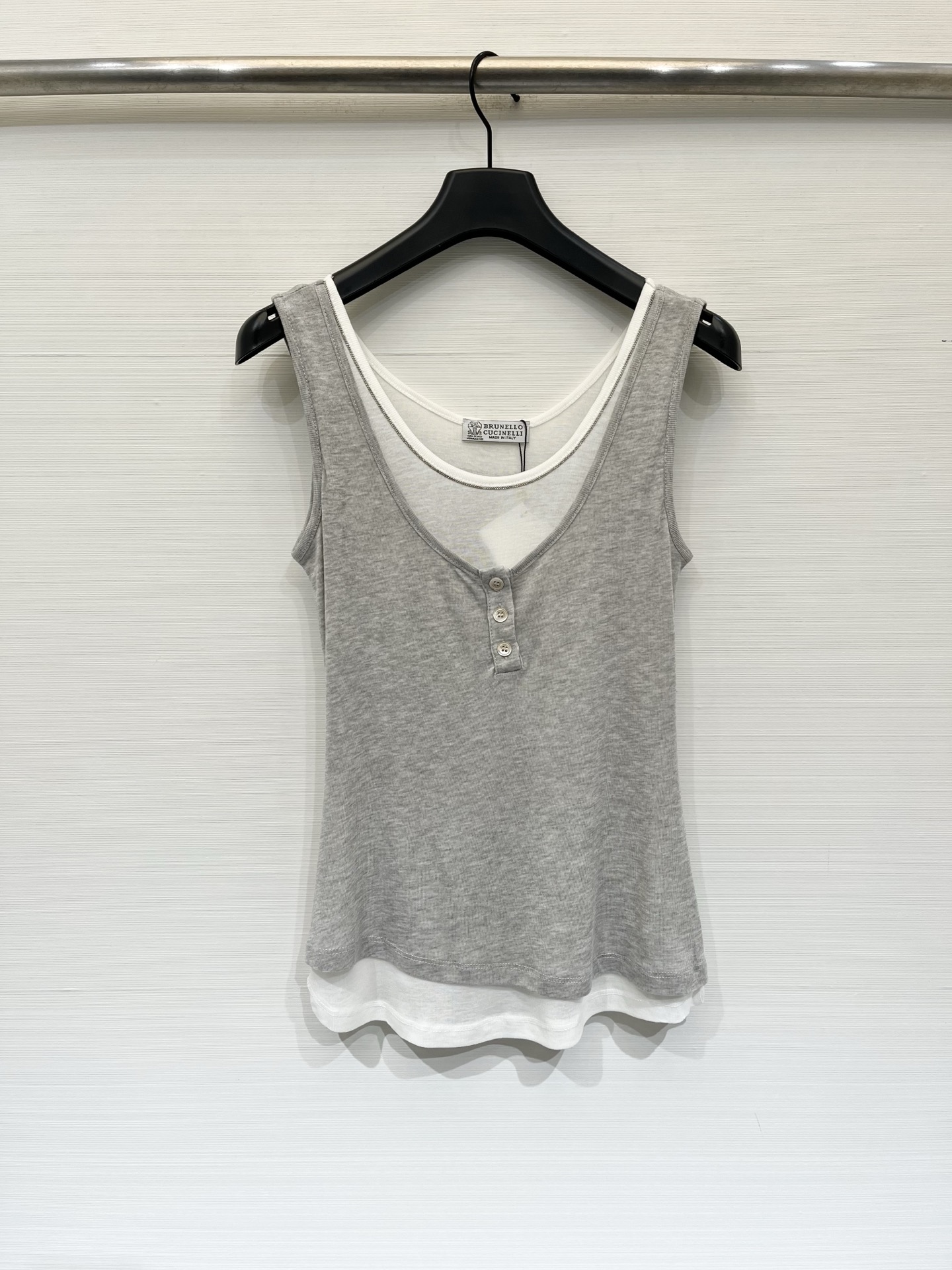 NO:875188,BC 26 new summer style Tencel wool fake two-piece vest, a must-have in summer, refreshing and versatile, super comfortable fabric, breathable and not stuffy, very comfortable to wear on the body, fake two-piece design, simple and fashionable, looks great whether worn alone or layered, it is definitely an indispensable and versatile item in the wardrobe!  Hurry up and get it, sisters, code number SML,,19860909BC 26夏季新款 天丝羊毛假两件背心,夏日必备,清爽百搭,超舒适的面料,透气不闷热,穿在身上特别舒爽,假两件设计,简约时尚,无论单穿还是内搭都超好看,绝对是衣橱里不可或缺的百搭单品！赶紧入手吧姐妹们 码数SML,,,Women's clothing