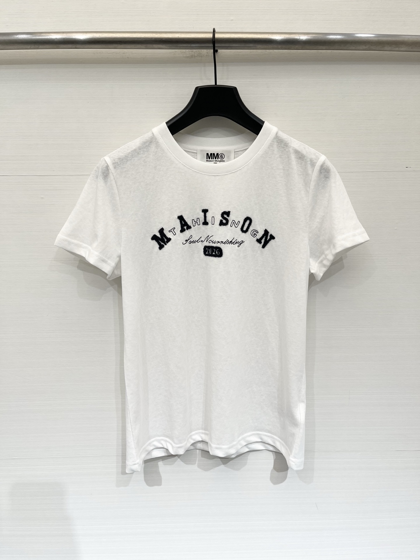 NO:875193,MM6 26 new summer style flocked English letter printed T-shirt, ultra-thin washed cotton material, with slightly translucent soft mist texture, curved arrangement of contrasting black and gray raw edge flocked letters on the chest, American college style retro slogan design, code number SML, masion margiela, tees, t-shirt,19860909MM6 26夏季新款 植绒英文字母印花T恤,超薄水洗棉料,自带微透柔雾肌理,胸前弧形排布撞色黑灰毛边植绒字母,美式学院风复古标语设计 码数SML,,masion margiela,tees，t-shirt,,Women's clothing