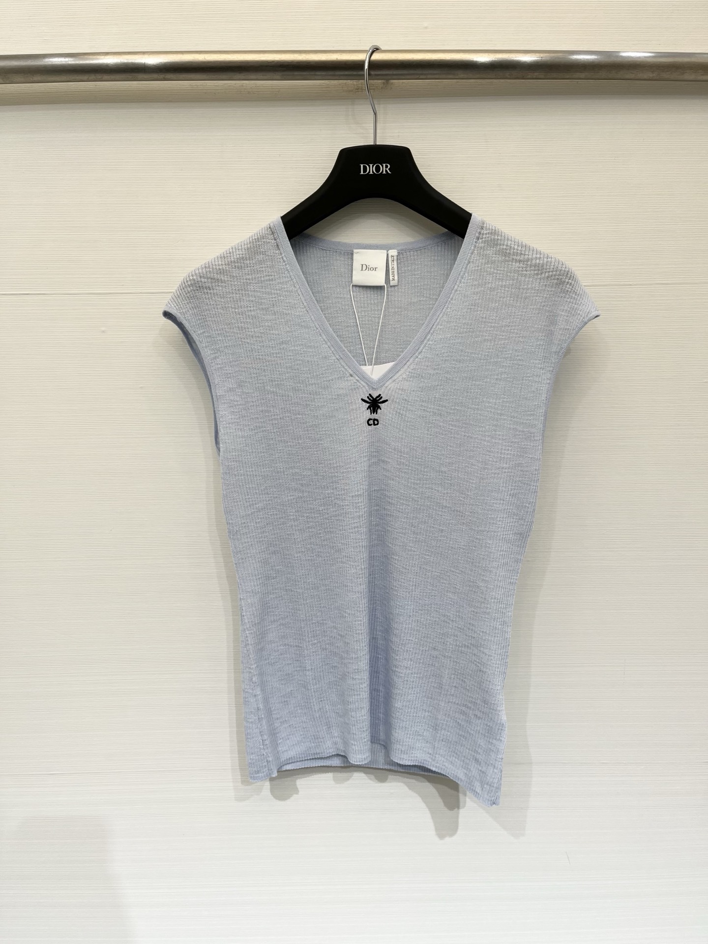 NO:875182,Dior 26 new summer style thin slim fit v-neck vest style logo pattern decoration upper body high-end atmosphere three-color SML,, dior,19860909Dior 26夏季新款 薄款修身v领背心款 logo图案修饰点缀 上身高级氛围感 三色SML,,dior,,Women's clothing