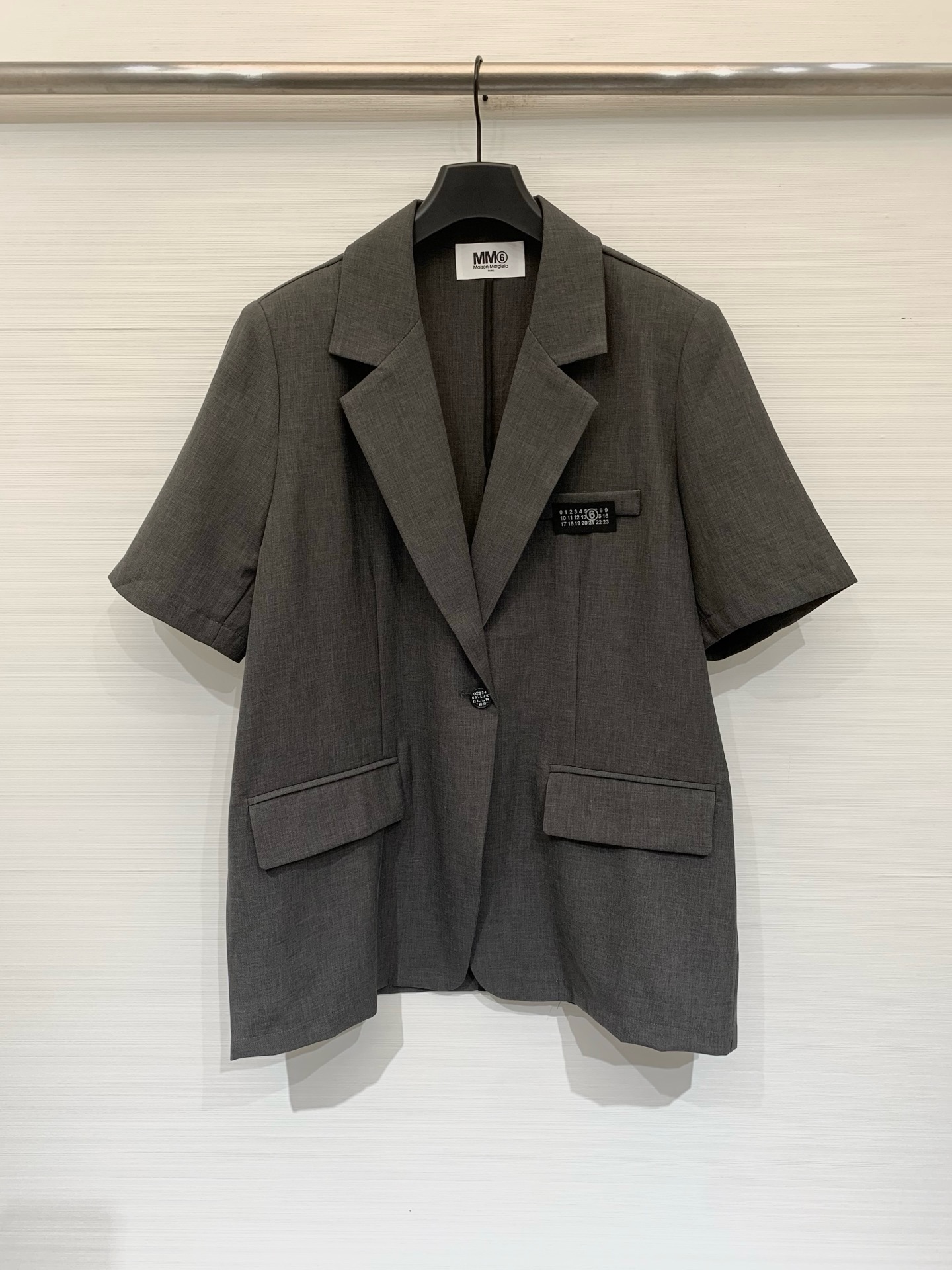 NO:875165,MM6 26 new summer style one number button short-sleeved suit jacket, silhouette suit, neat and lazy, front and back are single button (number buckle) design, with MM6 iconic number label on the left chest, full of details, short-sleeved design, not stuffy when worn in spring and summer, commuting, light business, daily wear, can be worn with suspenders, jeans, two-color SM, masion margiela, skirts, jeans, jackets &  coats,T-shirt,business suit,19860909MM6 26夏季新款 一粒数字扣短袖西服外套,廓形西装,利落又慵懒,正面、背面都是单扣（数字扣）设计,左胸带MM6标志性数字标签,细节感直接拉满,短袖设计,春夏穿也不闷热,通勤、轻商务、日常穿搭,搭吊带裙、牛仔裤都能穿出高级感 两色SM,,masion margiela,skirts,jeans,jackets & coats,T-shirt,business suit,,Women's clothing