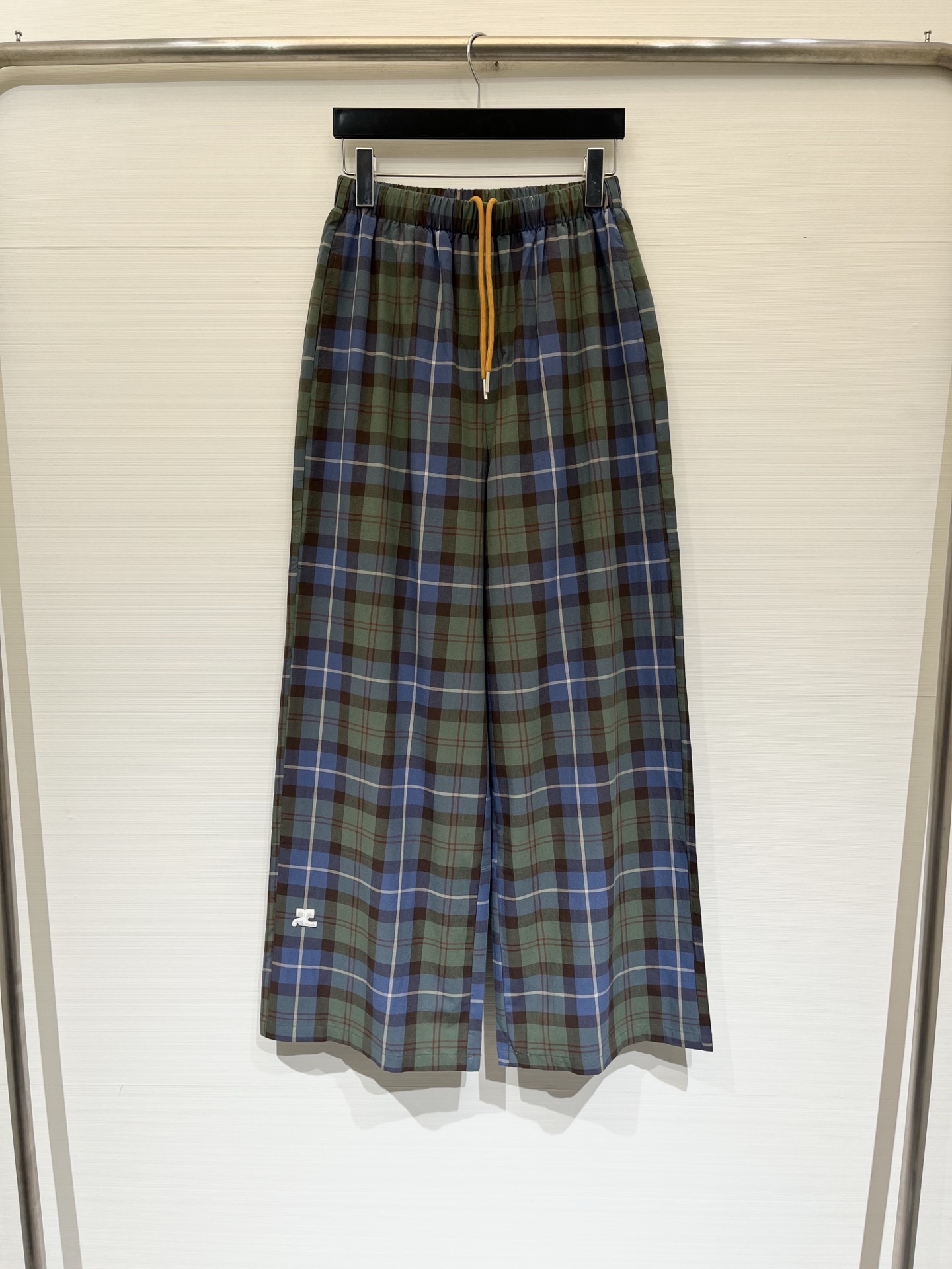 NO:876380,Courreges 26 new summer style plaid straight wide-leg casual pants, retro contrasting plaid fabric, with old washed texture, light and breathable fabric, easy to wear in spring and summer, classic scimitar wide-leg tailoring, hidden crotch and thick legs, modified O-shaped legs, classic white logo embellishment on the legs, suitable for daily commuting, coffee shop outings, leisure outings, short T-shirts, knitted suspenders, small leather shoes/slippers, full of retro atmosphere  Size SMLXL,,slippers,tees,t-shirt,19860909Courreges 26夏季新款 格纹直筒阔腿休闲裤,复古撞色格纹面料,自带做旧水洗肌理,面料轻薄透气,自带春夏无负担穿搭,经典弯刀阔腿剪裁,藏胯藏腿粗,修饰O型腿,裤脚经典白色标志点缀,日常通勤、咖啡店出街、休闲出游,配短T恤、针织吊带、小皮鞋/拖鞋都适配,复古氛围感拉满 码数SMLXL,,slippers,tees，t-shirt,,Women's clothing