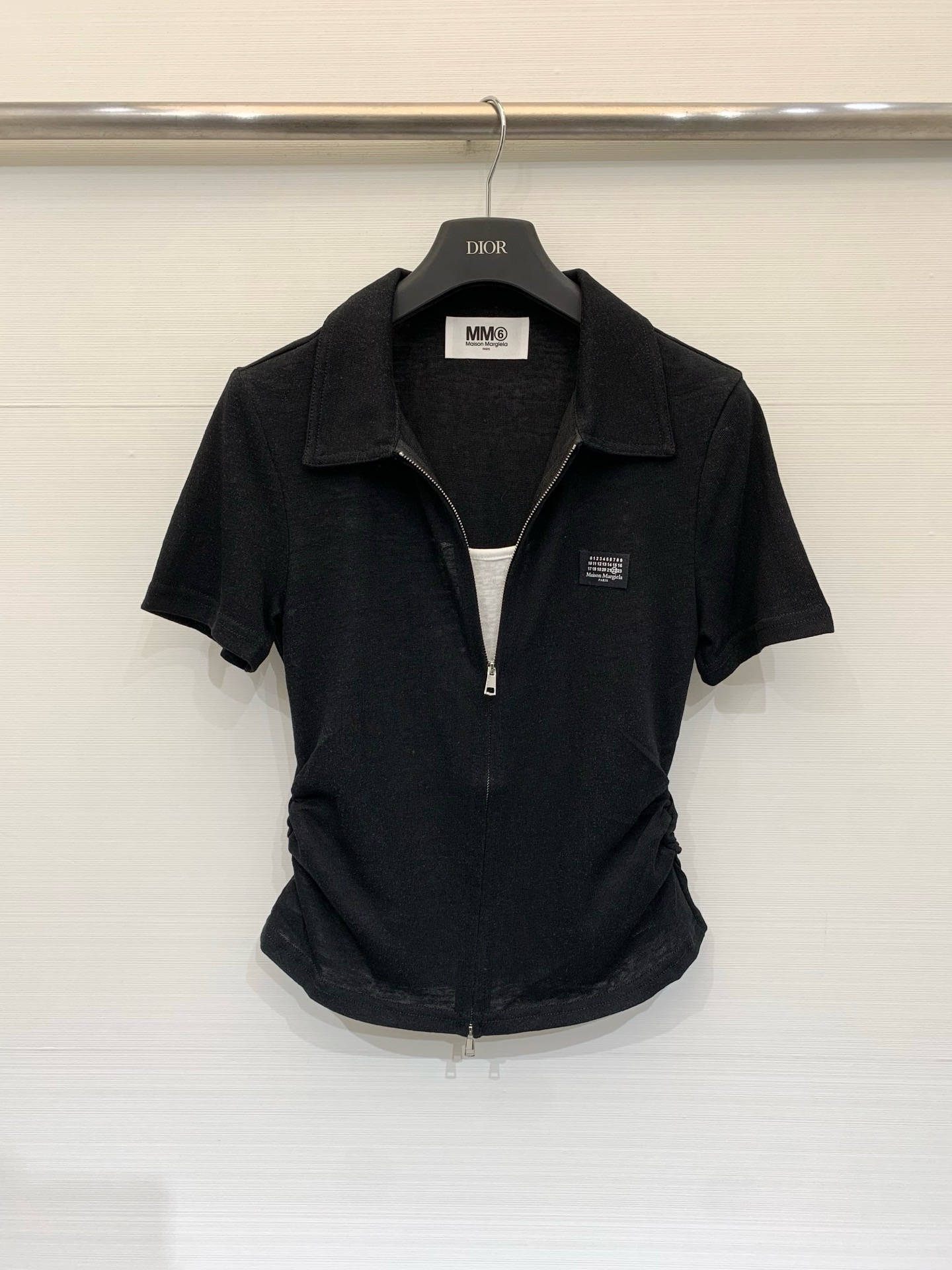 NO:876348,MM6 Maison Margiela 26 new summer style zipper Polo short T-shirt, two-way metal zipper runs through the body, shirring design on both sides of the waist, with built-in waist effect, suitable for Korean relaxed wear. Three colors SML, masion margiela, tees, t-shirt,19860909MM6 Maison Margiela 26 夏季新款 拉链Polo短款T恤,双向金属拉链贯穿衣身,腰部两侧有抽褶设计,自带收腰效果,适配韩系松弛感穿搭 三色SML,,masion margiela,tees，t-shirt,,Women's clothing