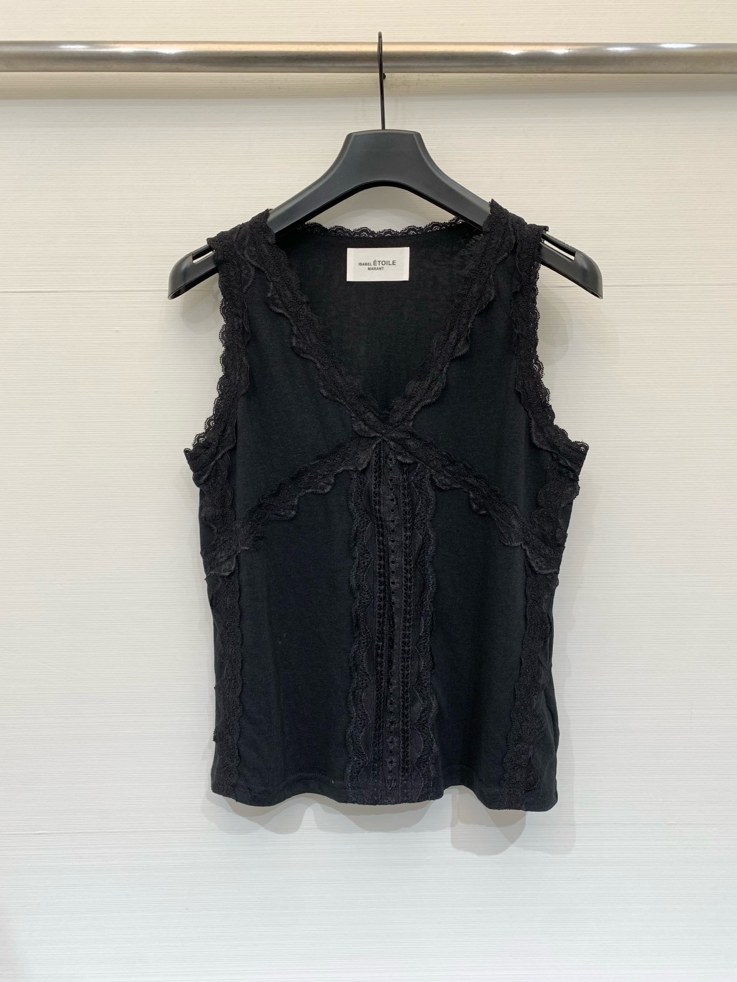 NO:876353,Isabel Marant toile 26 new summer style lace splicing camisole, straight version, moderate length, V-neck edges, shoulder straps, chest and hem, spliced with exquisite lace, with a vertical lace hollow splicing design in the center. The fabric is slightly transparent slub cotton, with its own texture, French pure lust style, light sweet girl style, can be worn alone or layered, suitable for jeans and skirts  Two-color SM,,skirts,jeans,19860909Isabel Marant toile 26夏季新款 蕾丝拼接吊带背心,直筒版型,长度适中,V领边缘、肩带、胸前及下摆处,拼接精致蕾丝花边,中心有纵向蕾丝镂空拼接设计,面料为微透竹节棉,自带肌理感,法式纯欲风、轻甜辣妹风,可单穿也可做叠穿内搭,适配牛仔裤、半裙 两色SM,,skirts,jeans,,Women's clothing