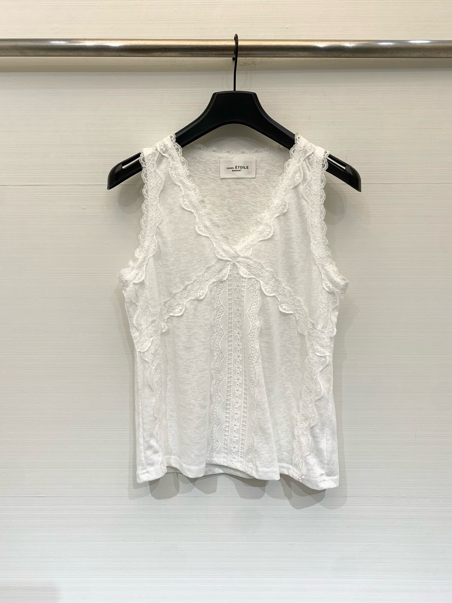 NO:876358,Isabel Marant toile 26 new summer style lace splicing camisole, straight version, moderate length, V-neck edges, shoulder straps, chest and hem, spliced with exquisite lace, with a vertical lace hollow splicing design in the center. The fabric is slightly transparent slub cotton, with its own texture, French pure lust style, light sweet girl style, can be worn alone or layered, suitable for jeans and skirts  Two-color SM,,skirts,jeans,19860909Isabel Marant toile 26夏季新款 蕾丝拼接吊带背心,直筒版型,长度适中,V领边缘、肩带、胸前及下摆处,拼接精致蕾丝花边,中心有纵向蕾丝镂空拼接设计,面料为微透竹节棉,自带肌理感,法式纯欲风、轻甜辣妹风,可单穿也可做叠穿内搭,适配牛仔裤、半裙 两色SM,,skirts,jeans,,Women's clothing