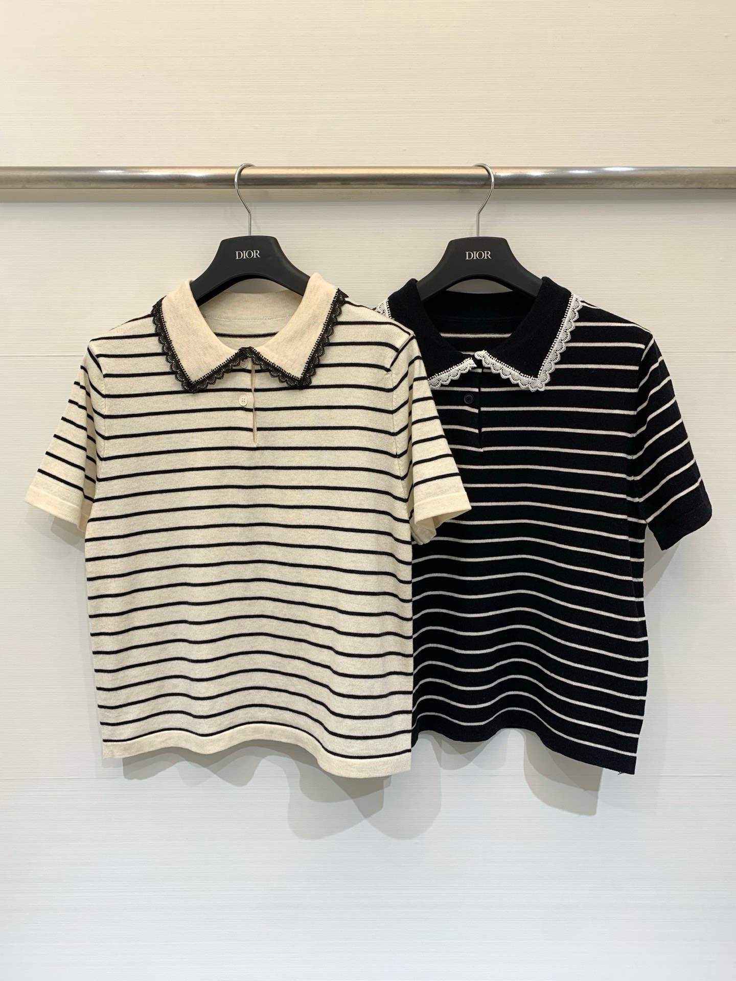 NO:876363,Isabel Marant 26 spring and summer new style, lace collar striped Polo knitted short sleeves, the edge of the collar is decorated with black hollow lace/wavy edges, adding a sweet and delicate feeling, and is the representative of gentle commuting style. Two-color SM,, T-shirt,19860909IsabelMarant 26春夏新款 蕾丝领条纹Polo针织短袖,领口边缘装饰有黑色镂空蕾丝/波浪边,增添甜美精致感,是温柔通勤风的代表 两色SM,,T-shirt,,Women's clothing