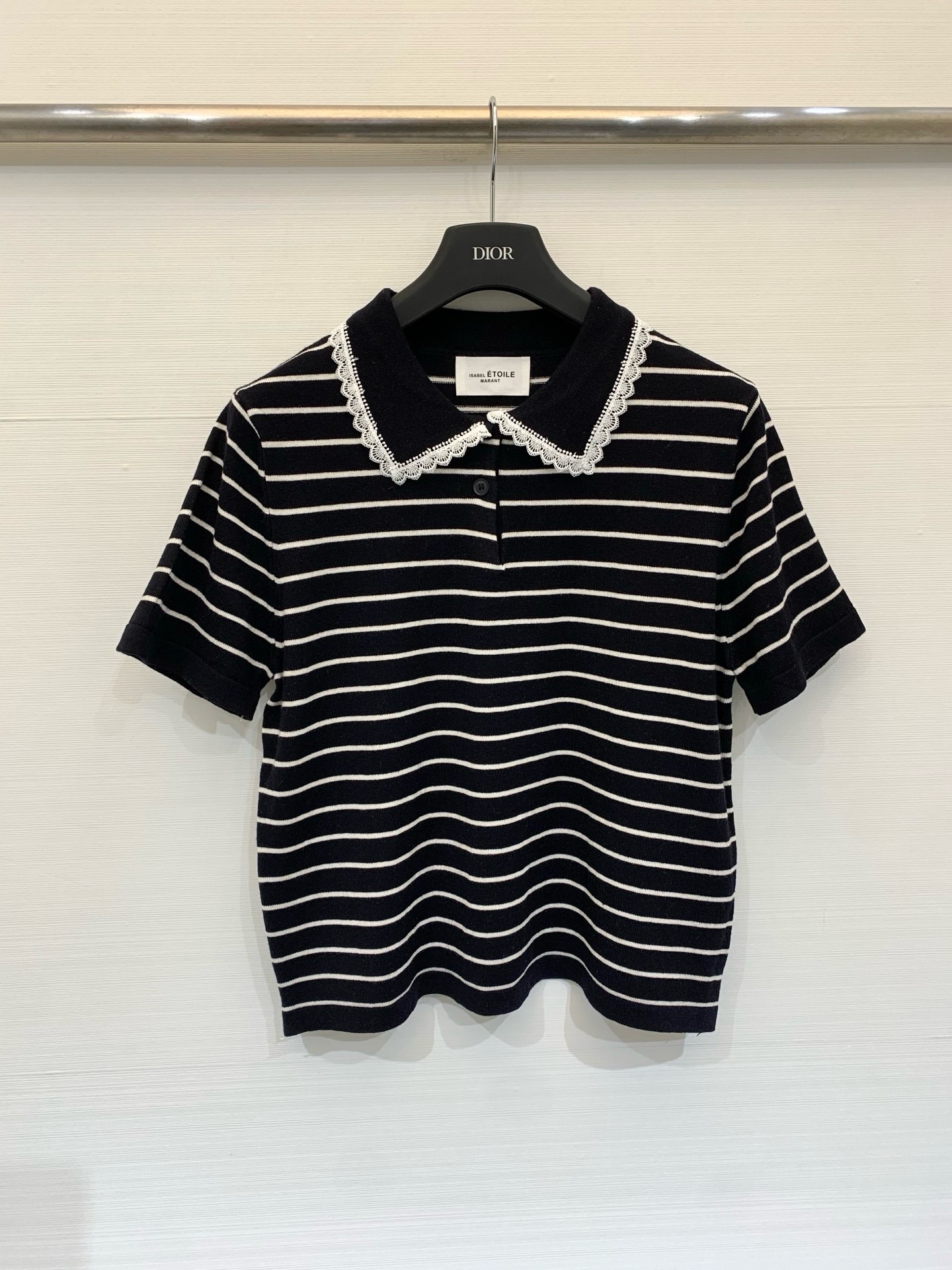 NO:876368,Isabel Marant 26 spring and summer new style, lace collar striped Polo knitted short sleeves, the edge of the collar is decorated with black hollow lace/wavy edges, adding a sweet and delicate feeling, and is the representative of gentle commuting style. Two-color SM,, T-shirt,19860909IsabelMarant 26春夏新款 蕾丝领条纹Polo针织短袖,领口边缘装饰有黑色镂空蕾丝/波浪边,增添甜美精致感,是温柔通勤风的代表 两色SM,,T-shirt,,Women's clothing