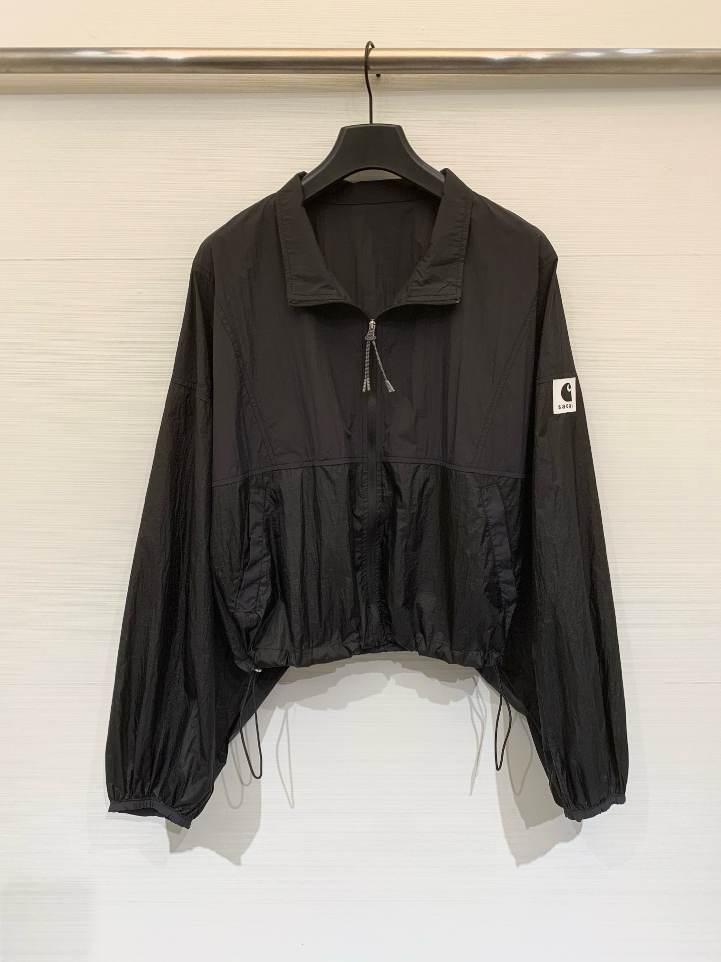 NO:876383,Sacai 26 spring and summer new style, color-blocked high-waisted short ultra-thin sun protection jacket, with adjustable drawstring at the hem, can easily create a high waistline, customized lightweight nylon fabric, breathable, sun-proof and water-repellent, suitable for daily leisure or light outdoor scenes Size SML,, jackets & coats,19860909Sacai 26春夏新款 拼色高腰短款超薄防晒外套,下摆带可调节抽绳,能轻松打造高腰线,定制轻薄的尼龙面料,具备透气与防晒防泼水特性,适合日常休闲或轻户外场景 码数SML,,jackets & coats,,Women's clothing