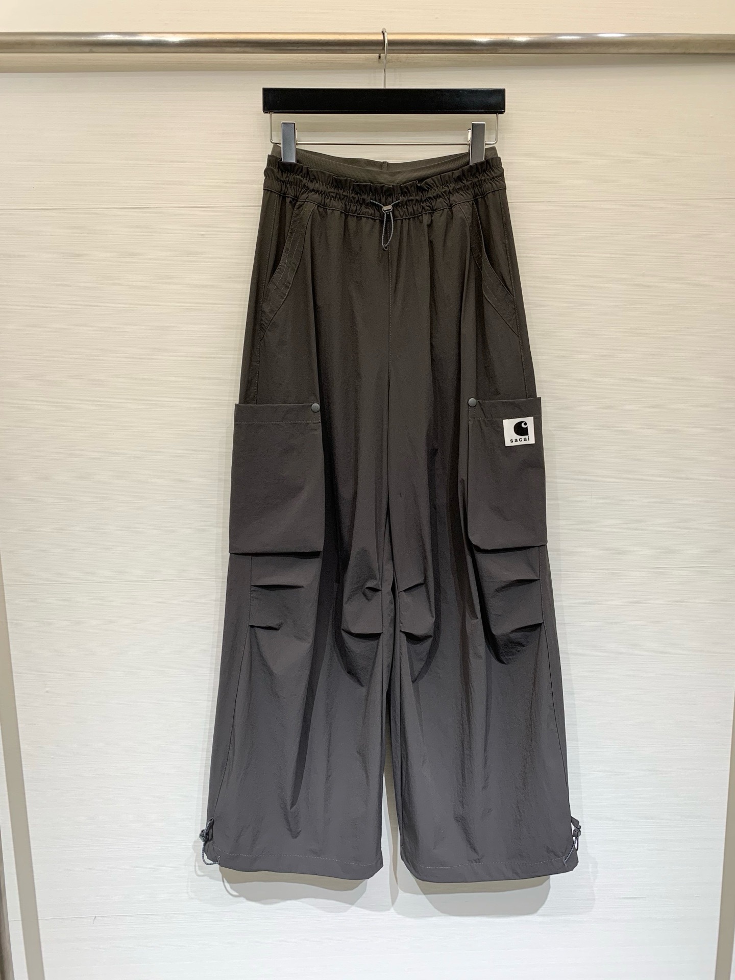 NO:876390,Sacai 26 new summer style wide-leg casual pants with spliced ​​waistband workwear, both practical and trendy, with low saturation and high-end matte texture, high-density lightweight nylon fabric, multi-panel splicing and pleat design on the knees and inner thighs, which not only enhances the amount of movement and makes walking more stretchable, but also creates a full and three-dimensional pants outline to avoid collapse. Color Dark Gray Light Gray White Size SML,,19860909Sacai 26夏季新款 拼接腰头工装阔腿休闲裤,兼具实穿性与潮流属性,低饱和度自带高级的雾面质感,高密轻量化尼龙面料,膝盖及大腿内侧采用多裁片拼接与褶裥设计,不仅增强了活动量,让走路时更舒展,更塑造出饱满立体的裤型轮廓,避免软塌 颜色深灰 浅灰 白色 码数SML,,,Women's clothing
