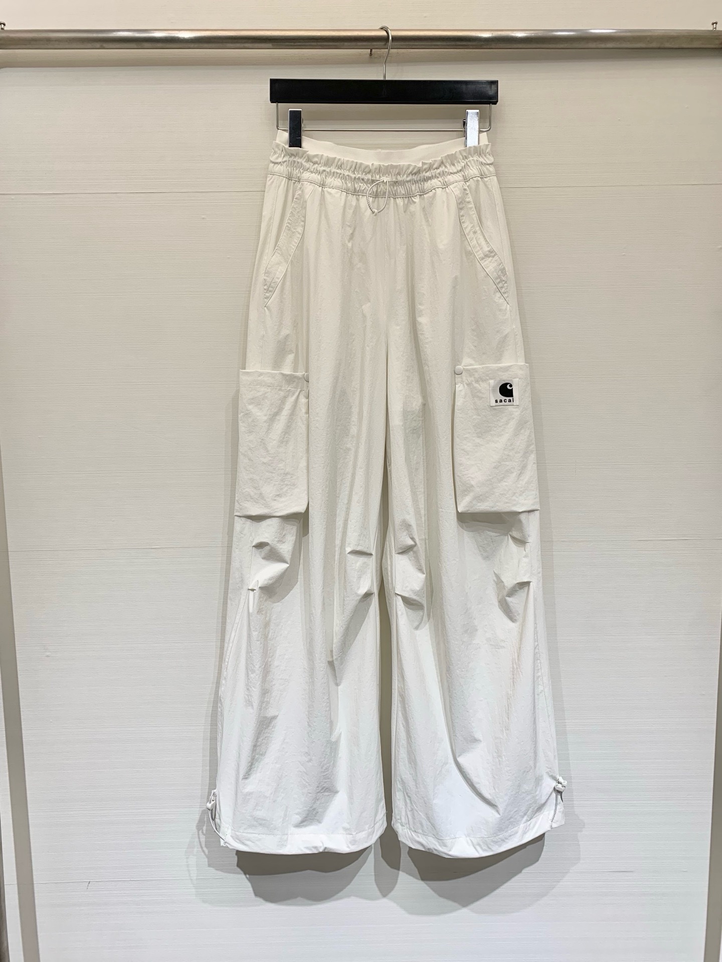 NO:876395,Sacai 26 new summer style wide-leg casual pants with spliced ​​waistband workwear, both practical and trendy, with low saturation and high-end matte texture, high-density lightweight nylon fabric, multi-panel splicing and pleat design on the knees and inner thighs, which not only enhances the amount of movement and makes walking more stretchable, but also creates a full and three-dimensional pants outline to avoid collapse. Color Dark Gray Light Gray White Size SML,,19860909Sacai 26夏季新款 拼接腰头工装阔腿休闲裤,兼具实穿性与潮流属性,低饱和度自带高级的雾面质感,高密轻量化尼龙面料,膝盖及大腿内侧采用多裁片拼接与褶裥设计,不仅增强了活动量,让走路时更舒展,更塑造出饱满立体的裤型轮廓,避免软塌 颜色深灰 浅灰 白色 码数SML,,,Women's clothing
