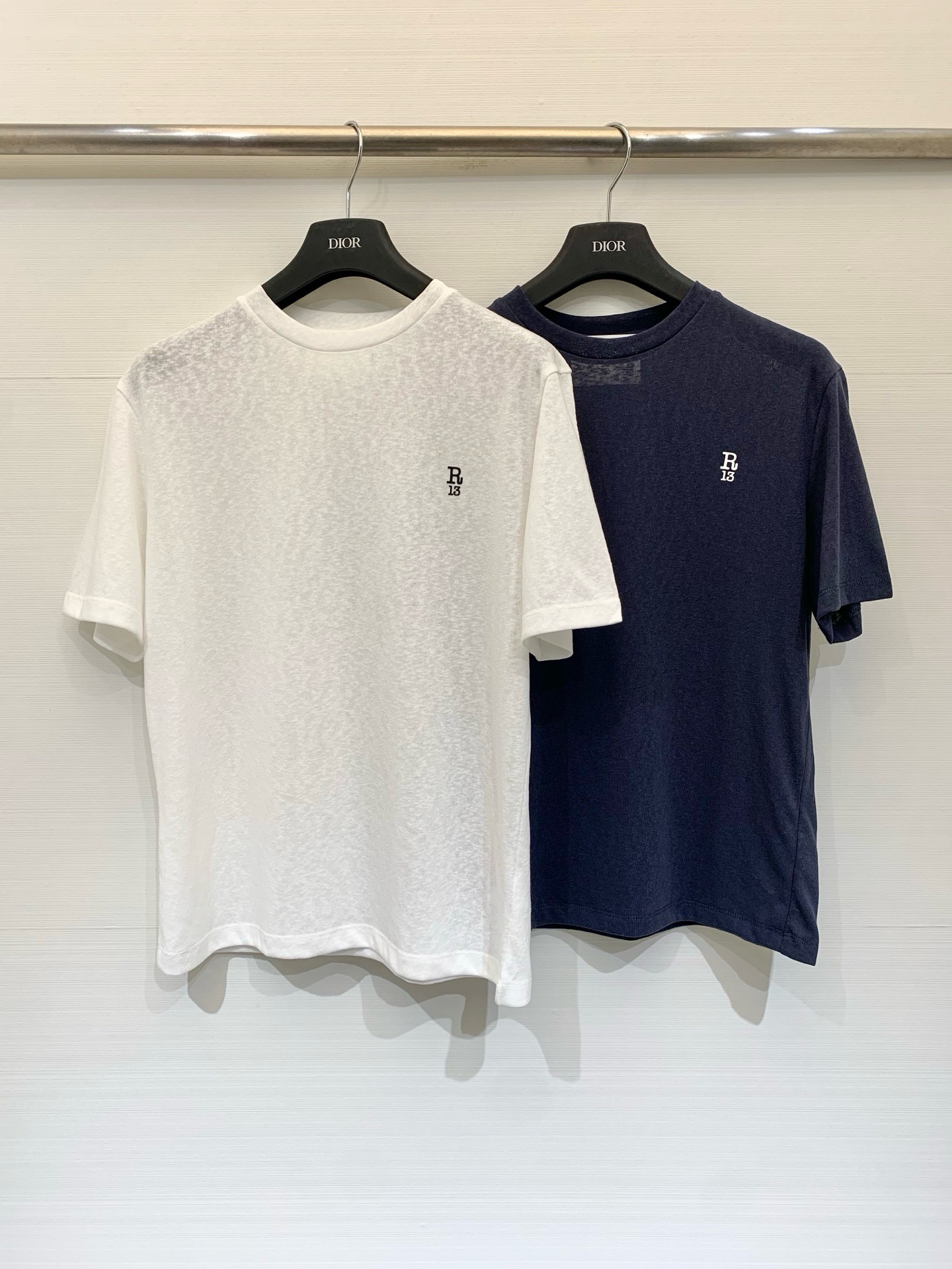 NO:876402,R13 26 new summer style thin round-neck short-sleeved T-shirt with hemp feel, minimalist regular straight fit, slightly transparent bamboo/linen-like cotton fabric, with texture, 'R13' letter mark on the left chest, American retro, minimalist basic style, relaxed and versatile, two-color SML,, T-shirt, tees, t-shirt,19860909R13 26夏季新款 麻感薄款圆领短袖T恤,极简常规直筒版型,微透竹节/亚麻感棉类面料,自带肌理,左胸“R13”字母标,美式复古、极简基础款、松弛百搭 两色SML,,T-shirt,tees，t-shirt,,Women's clothing