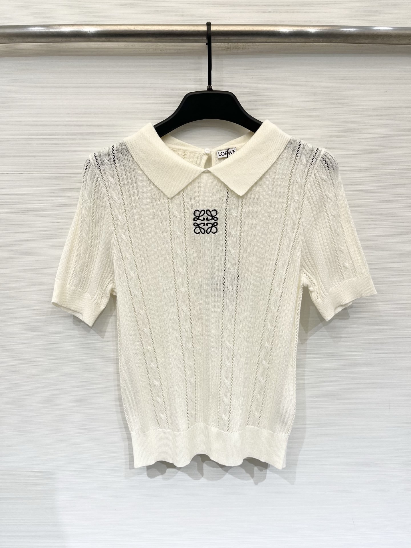 NO:877425,Loewe 26 new summer style, casual style Polo collar short-sleeved style, logo pattern decoration, upper body full of high-end atmosphere, three-color SML,,loewe,T-shirt,19860909Loewe 26夏季新款 休闲风Polo领短袖款 logo图案修饰点缀 上身高级氛围感十足 三色SML,,loewe,T-shirt,,Women's clothing