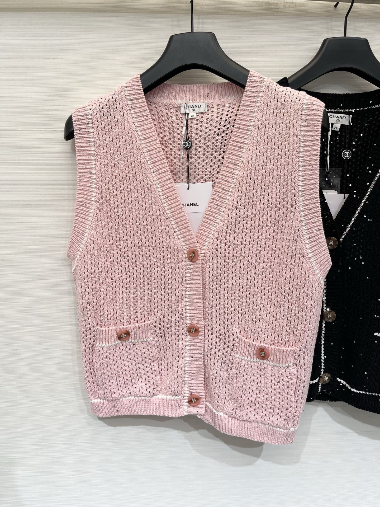 NO:877429,CHANEL 26 new summer style V-neck sequin cardigan vest style logo pattern decoration on the upper body with high-end atmosphere two-color SML,,chanel,19860909CHANEL 26夏季新款 V领珠片开衫马甲款 logo图案修饰点缀 上身高级氛围感 两色SML,,chanel,,Women's clothing
