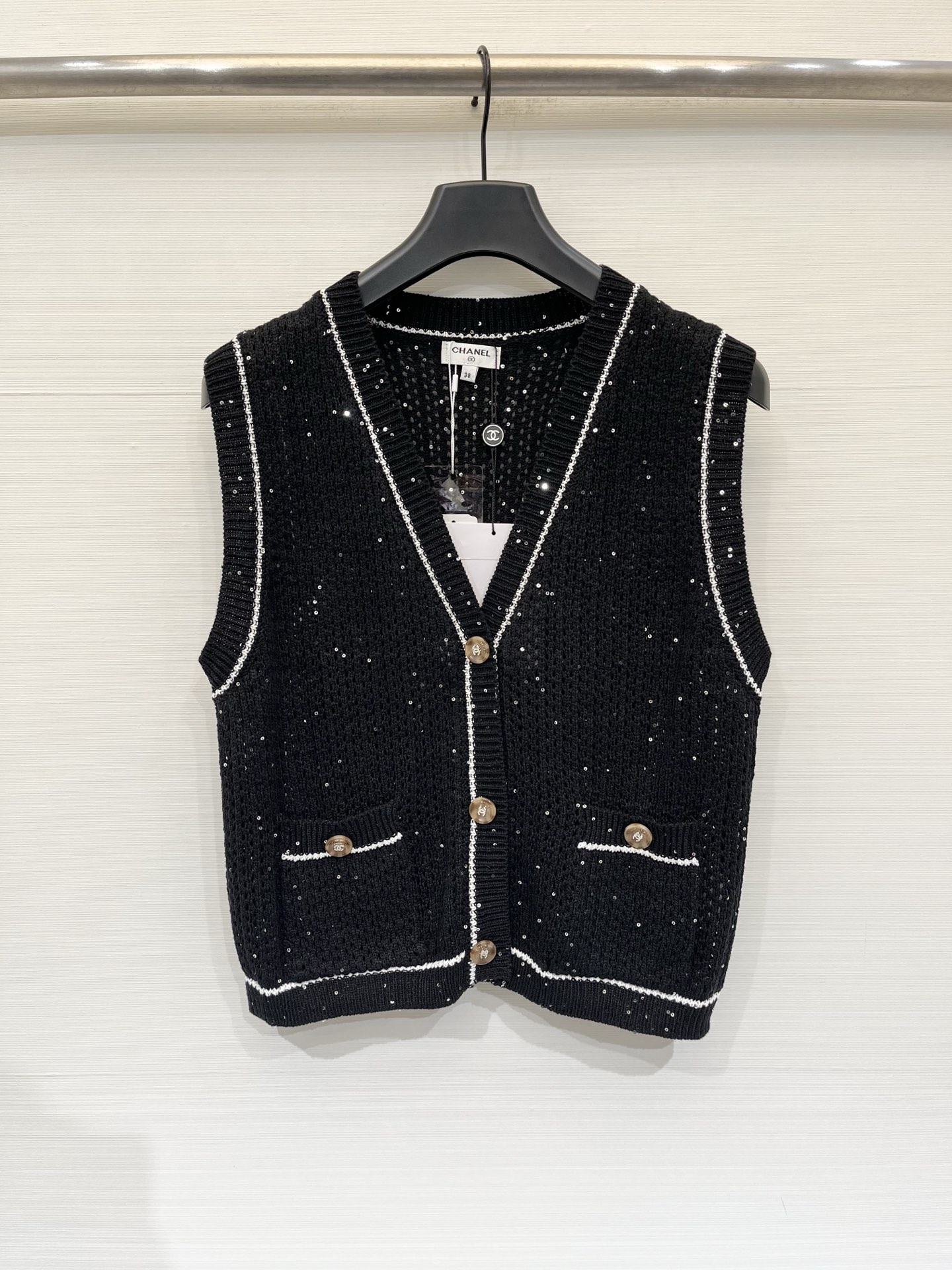 NO:877433,CHANEL 26 new summer style V-neck sequin cardigan vest style logo pattern decoration on the upper body with high-end atmosphere two-color SML,,chanel,19860909CHANEL 26夏季新款 V领珠片开衫马甲款 logo图案修饰点缀 上身高级氛围感 两色SML,,chanel,,Women's clothing